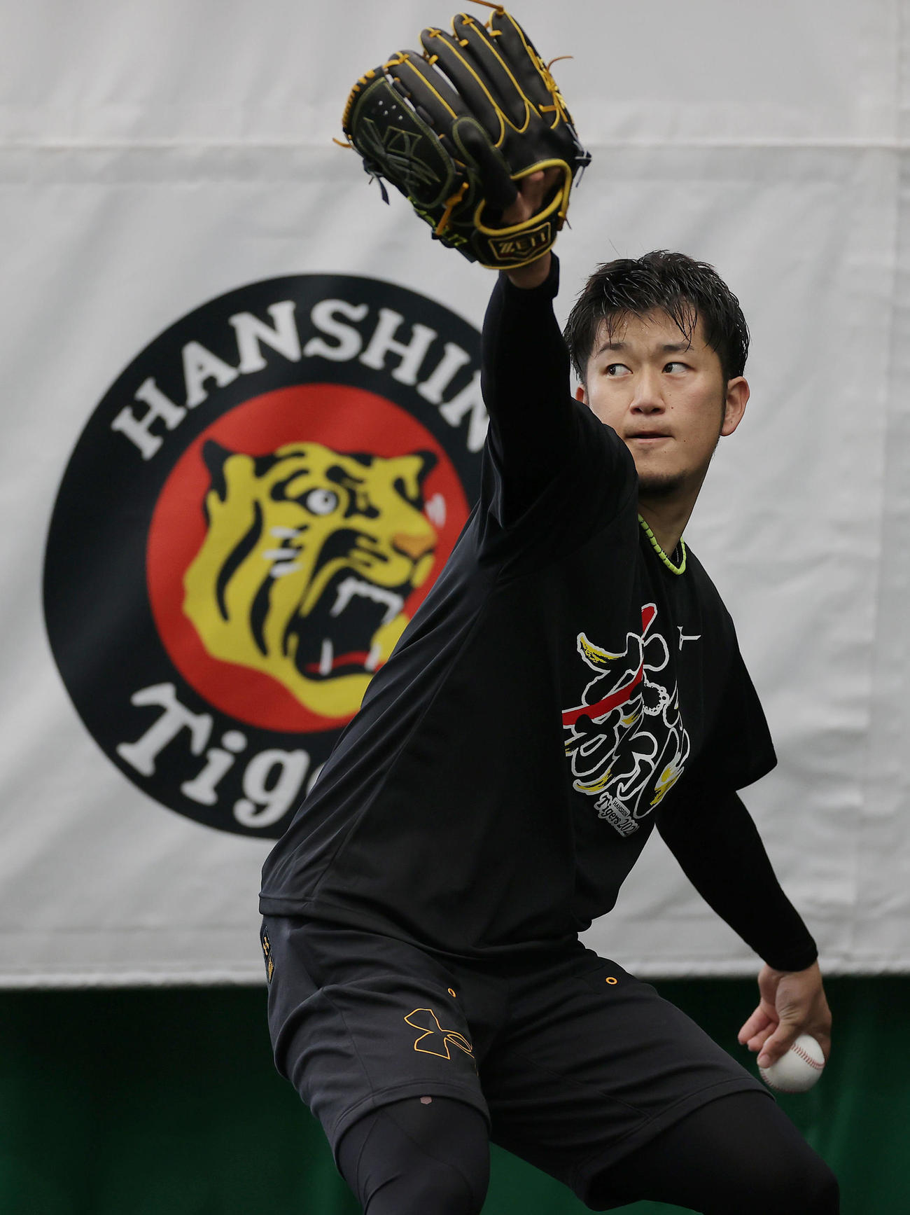 一番乗りでブルペンに入り、投球練習する阪神岩貞（撮影・前田充）