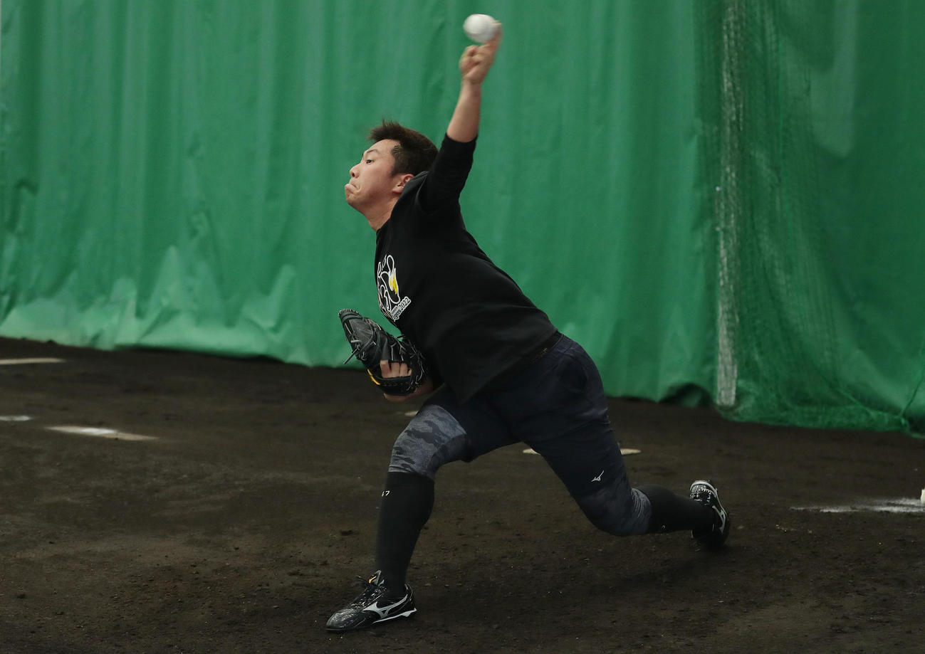 ブルペンで投球練習する阪神桐敷（撮影・前田充）