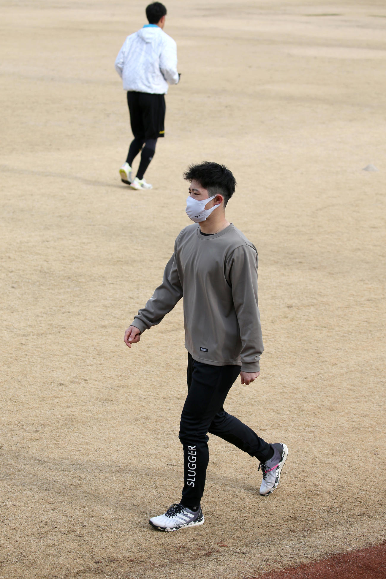 外野をウオーキングする中野（撮影・上山淳一）