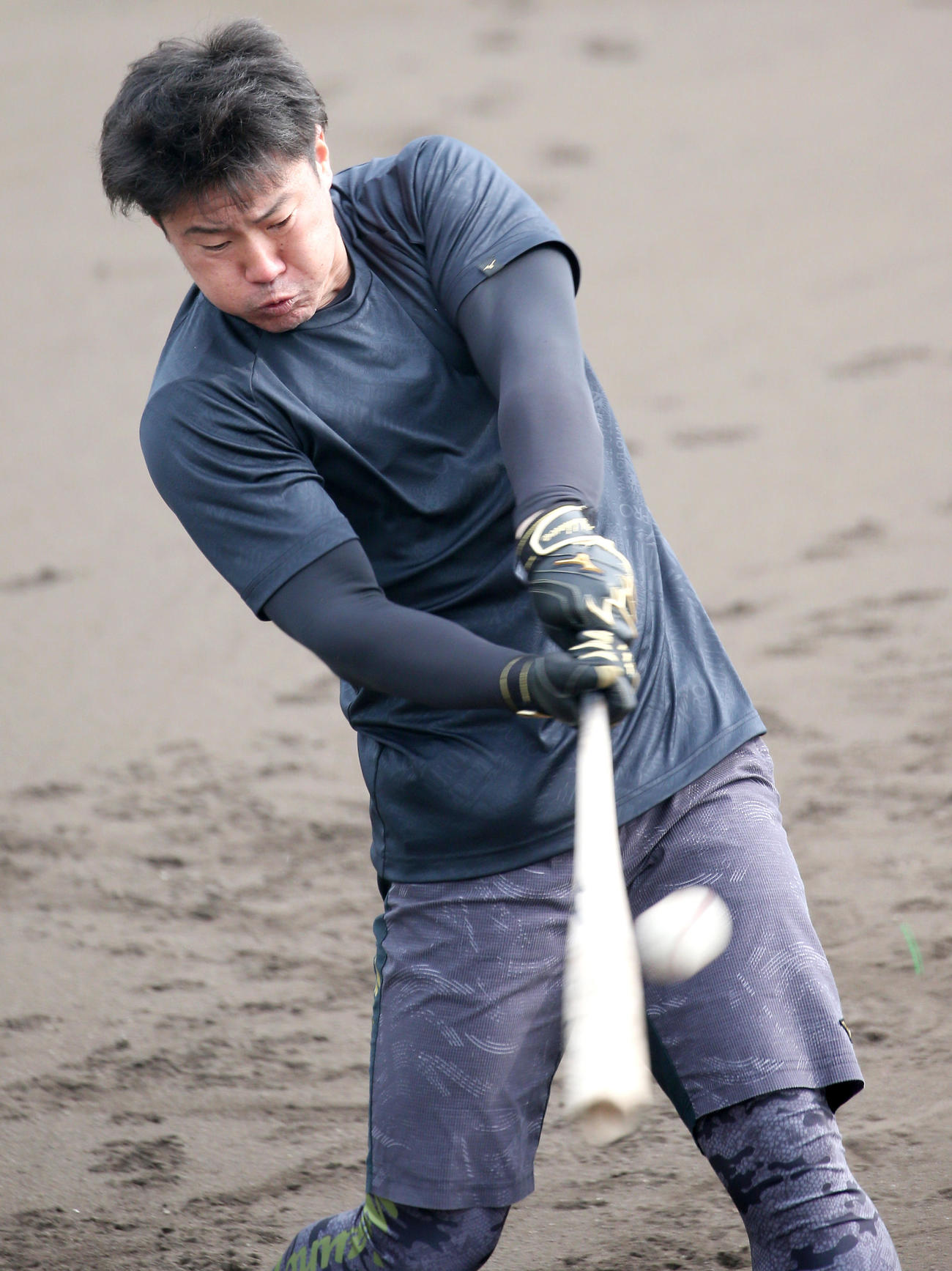 鳴尾浜で自主トレする陽川はロングティーで汗を流す（撮影・上山淳一）