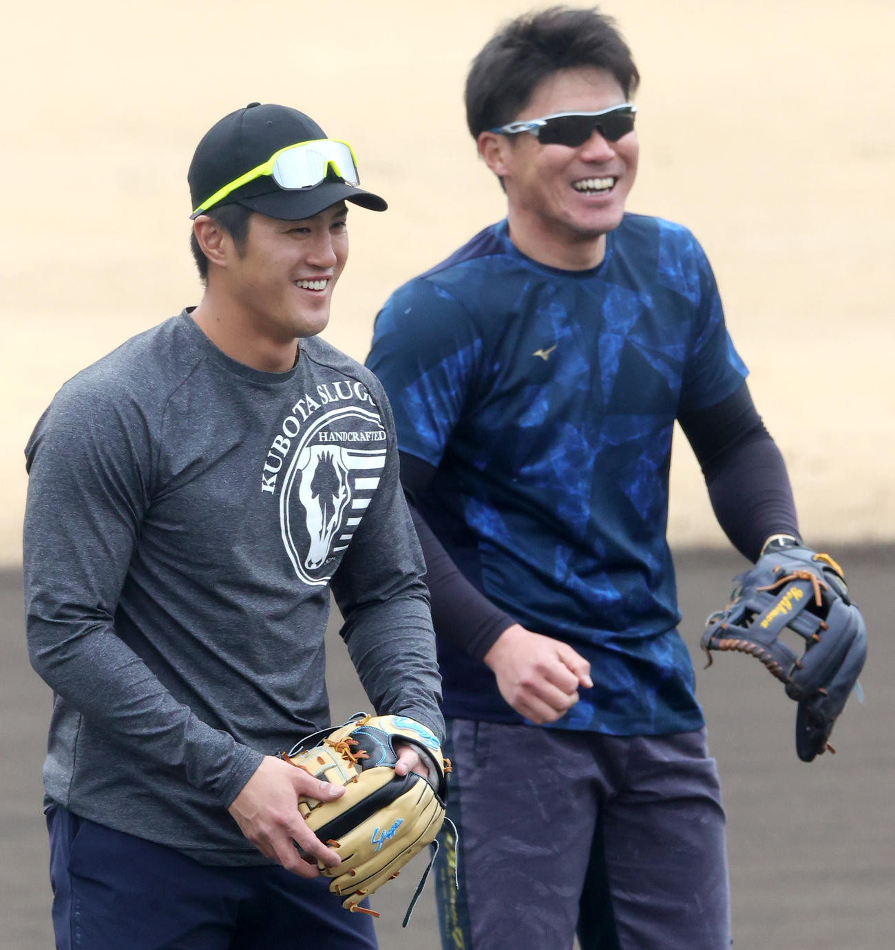 笑顔で自主トレする板山（左）と陽川（撮影・上山淳一）