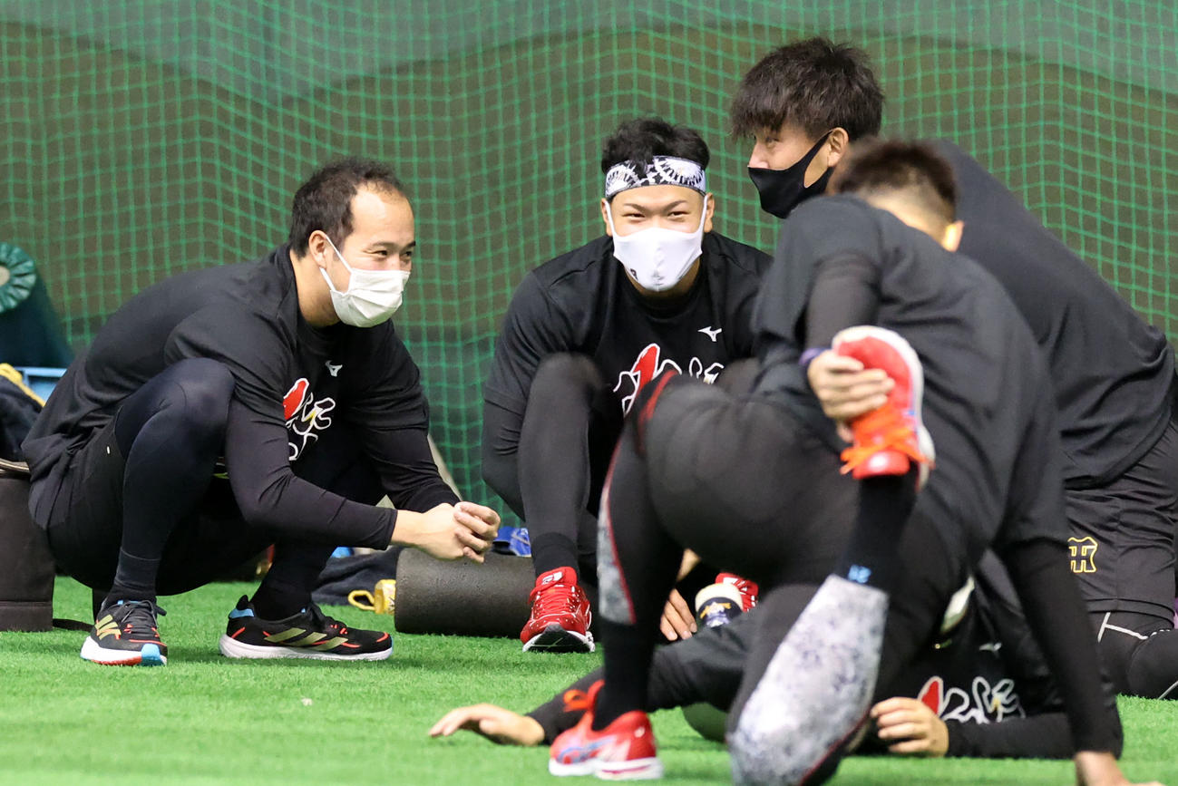 青柳(左）と談笑する佐藤輝（撮影・加藤哉）