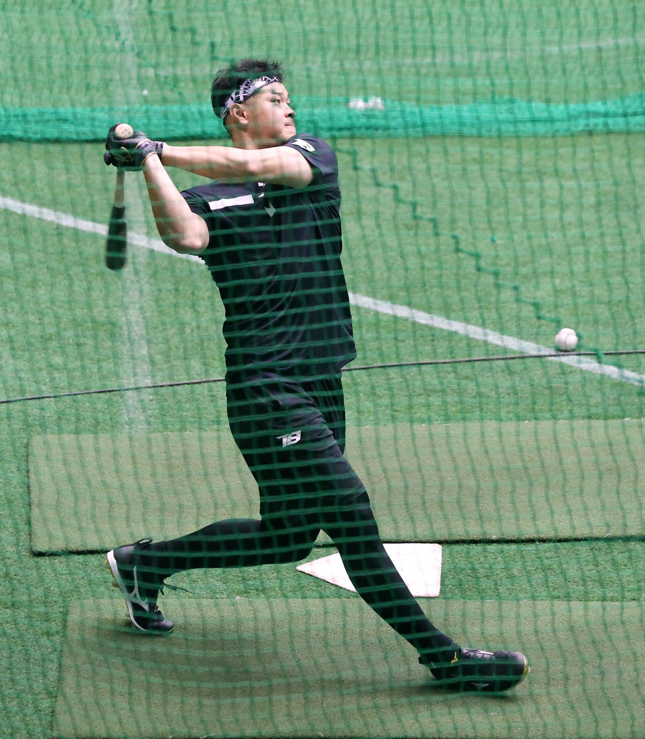 マシン打撃練習を行う佐藤輝（撮影・加藤哉）