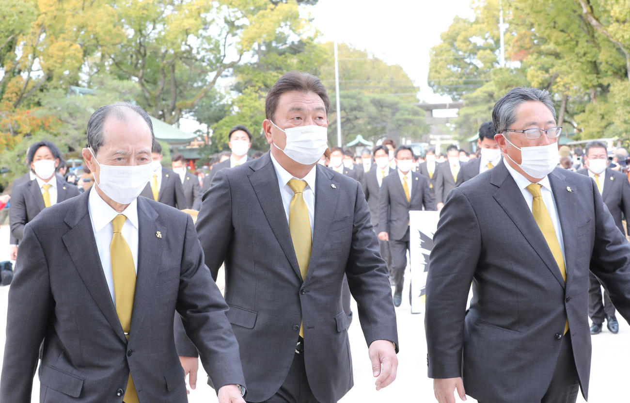 必勝祈願のために筥崎宮に訪れた、左から王貞治球団会長、藤本博史監督、後藤芳光オーナー代行（撮影・梅根麻紀）