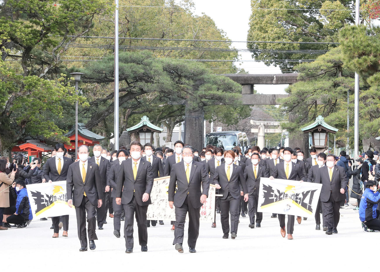 必勝祈願のために筥崎宮に訪れた、手前左から王貞治球団会長、藤本博史監督、後藤芳光オーナー代行（撮影・梅根麻紀）