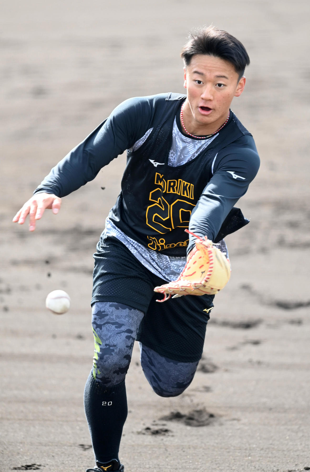 ノックを受ける森木大智（撮影・前岡正明）