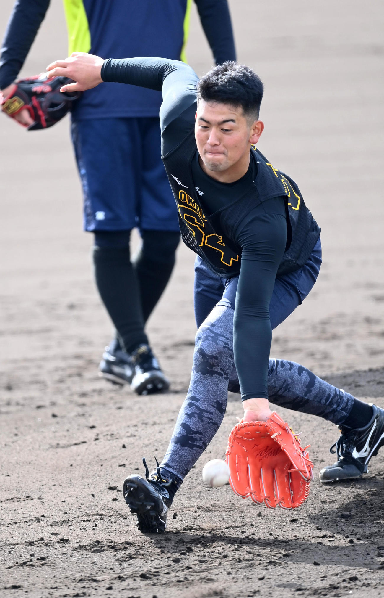 ノックを受ける岡留英貴（撮影・前岡正明）