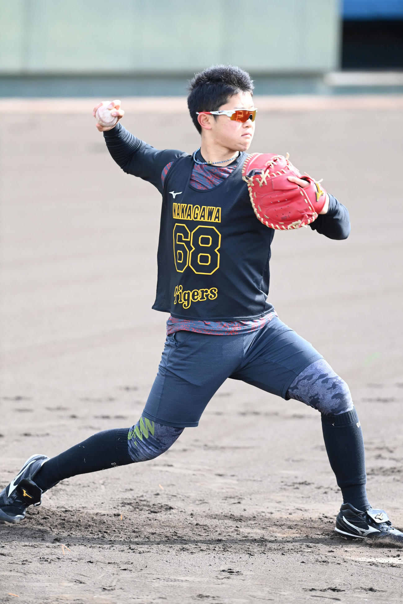 二塁へ送球練習を行う中川勇斗（撮影・前岡正明）