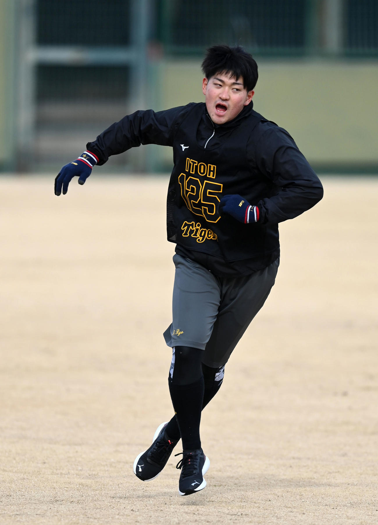 気合の表情で自主トレを行う伊藤稜（撮影・前岡正明）