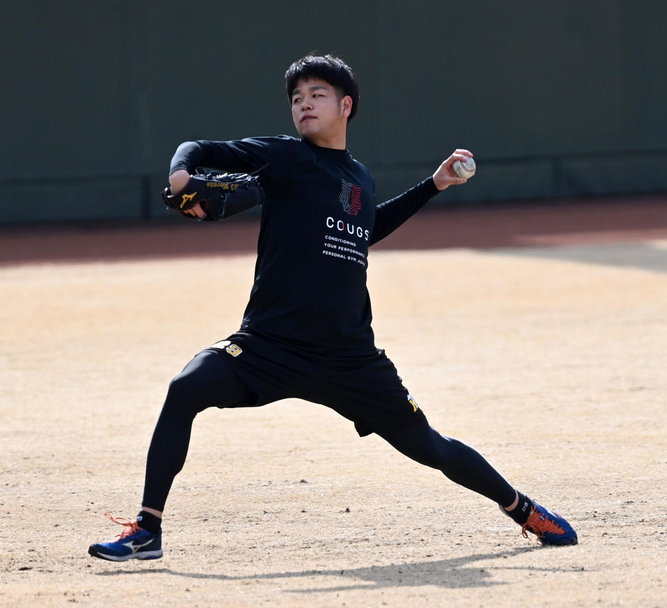 キャッチボールを行う高橋遥人（撮影・前岡正明）