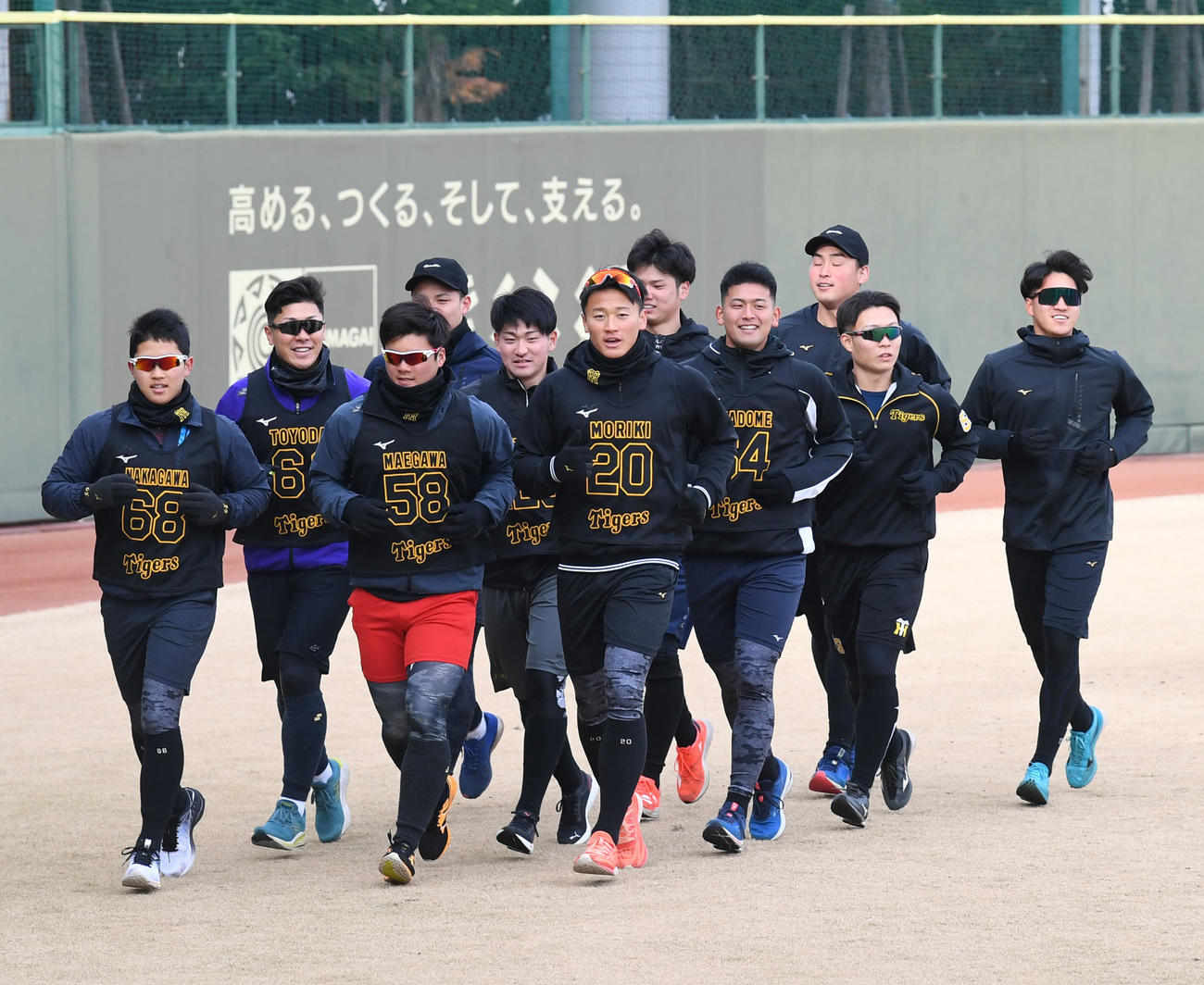 外野を走る森木（前列右）らルーキーと若手選手（撮影・前岡正明）