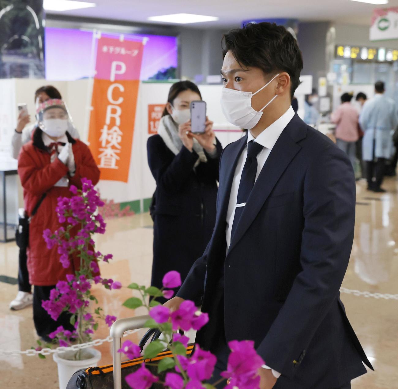 宮崎空港に到着したオリックスの山本（共同）
