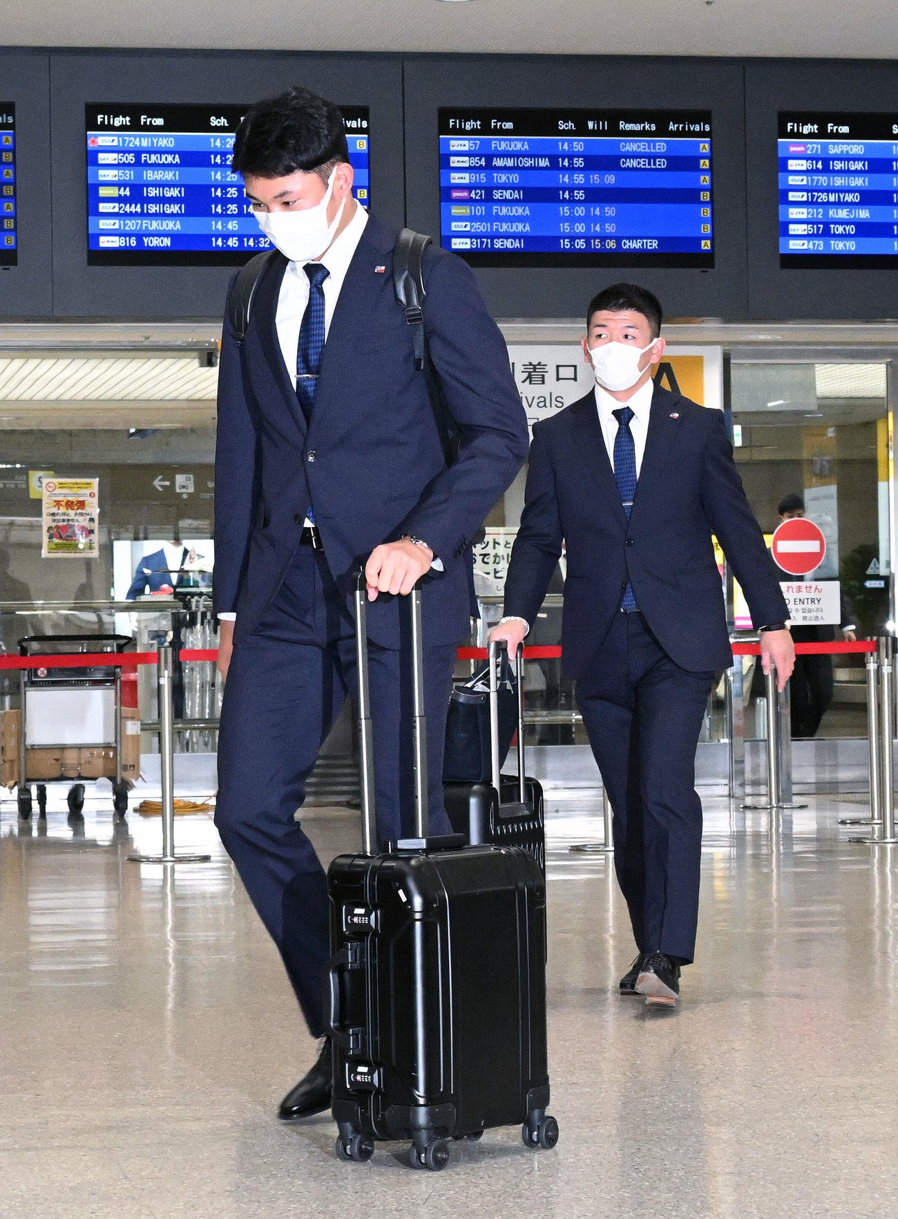 那覇空港に到着したヤクルト奥川（手前）（撮影・滝沢徹郎）