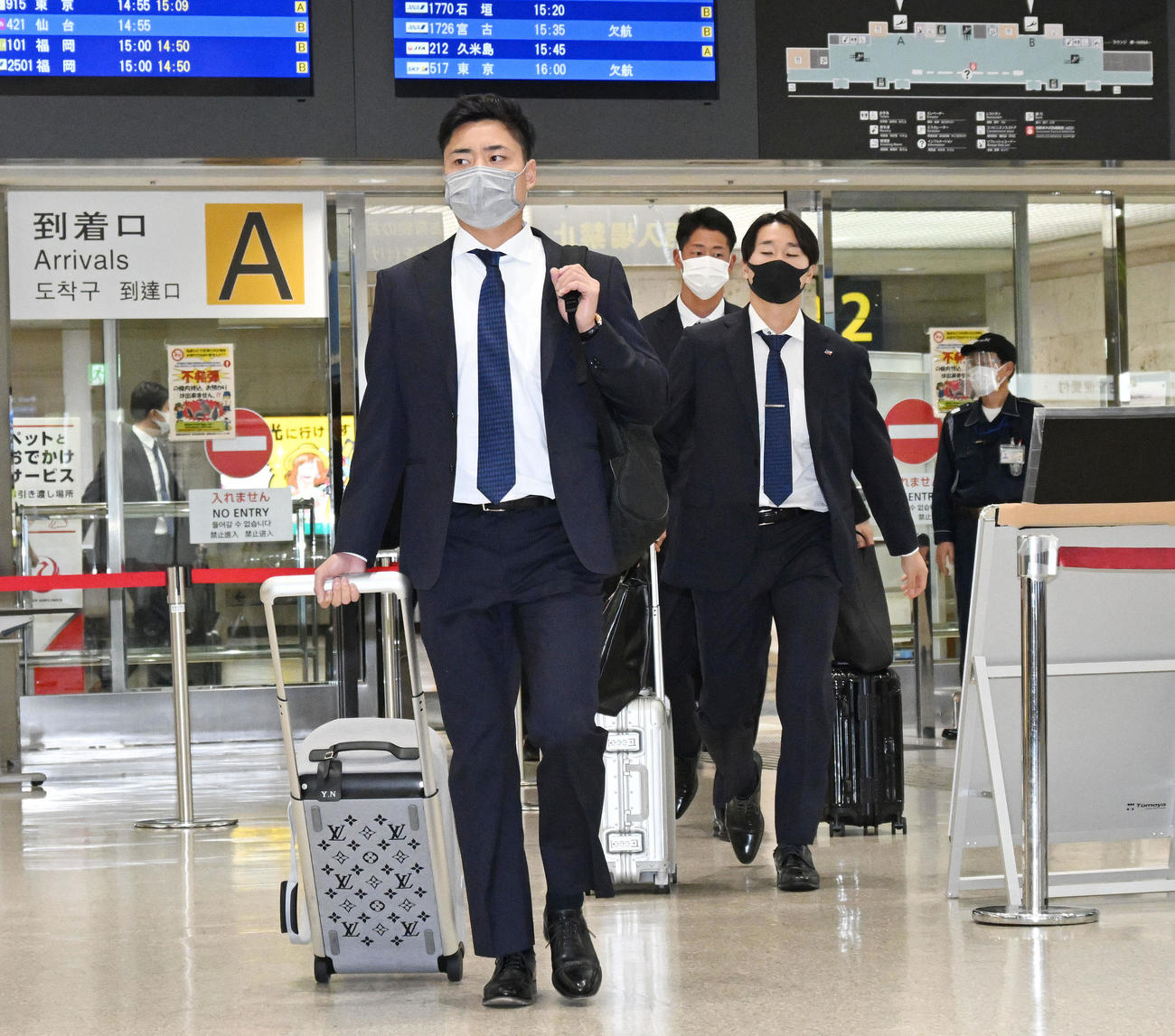 那覇空港に到着したヤクルト中村（手前）（撮影・滝沢徹郎）