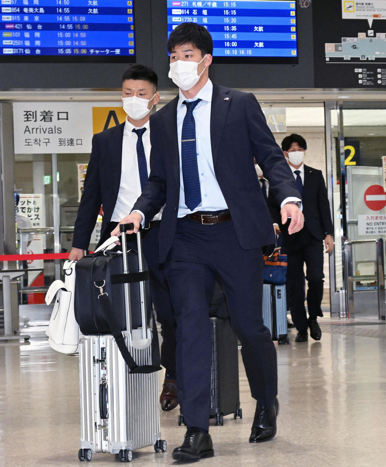 那覇空港に到着したヤクルト塩見（手前）（撮影・滝沢徹郎）