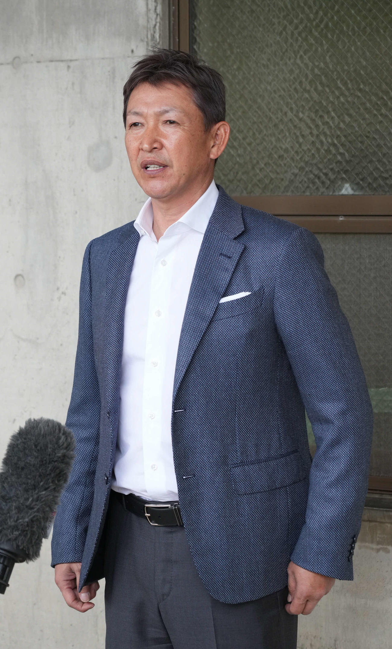 キャンプ地に到着し取材に応じる中日立浪監督（撮影・森本幸一）