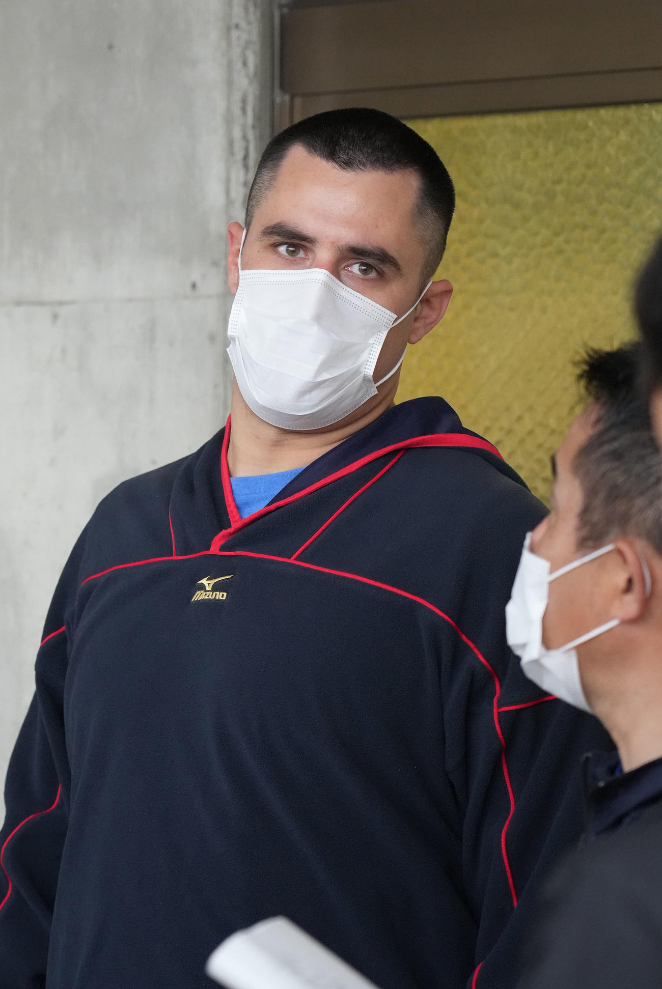 練習を終え取材に応じる髪を短く切ったA・マルティネス（撮影・森本幸一）