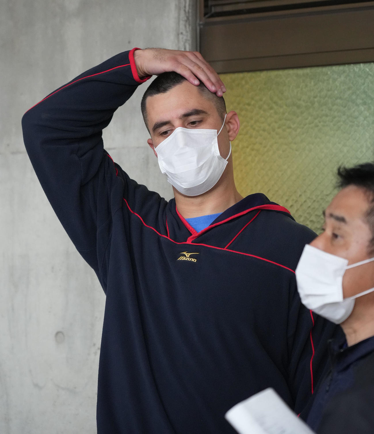 練習を終え取材に応じる髪を短く切ったA・マルティネス（撮影・森本幸一）