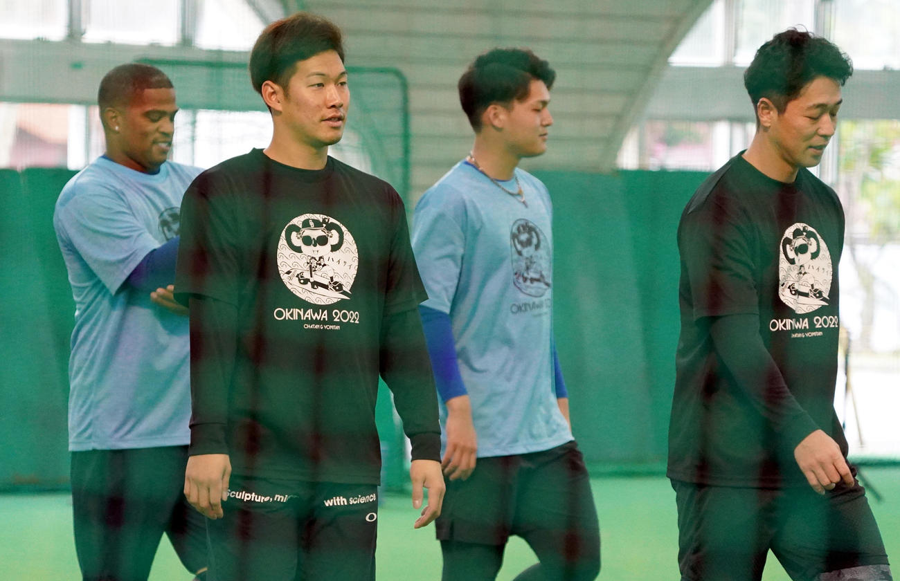 今年のキャンプTシャツを着用し練習を行った（左から）ビシエド、京田、石川昂、阿部（撮影・森本幸一）