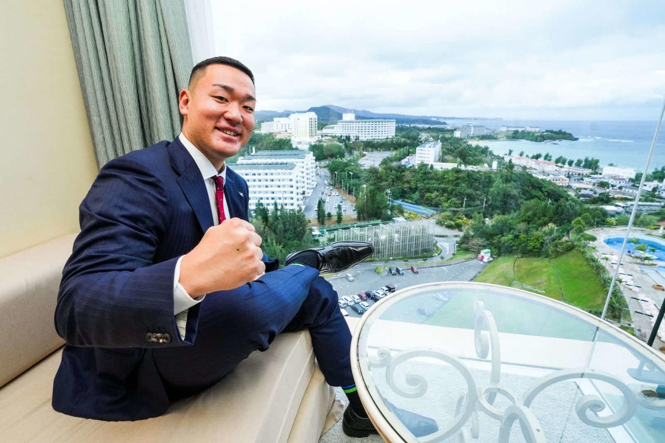 宿舎に到着し、笑顔でガッツポーズをとる楽天ドラフト2位安田（楽天野球団提供）