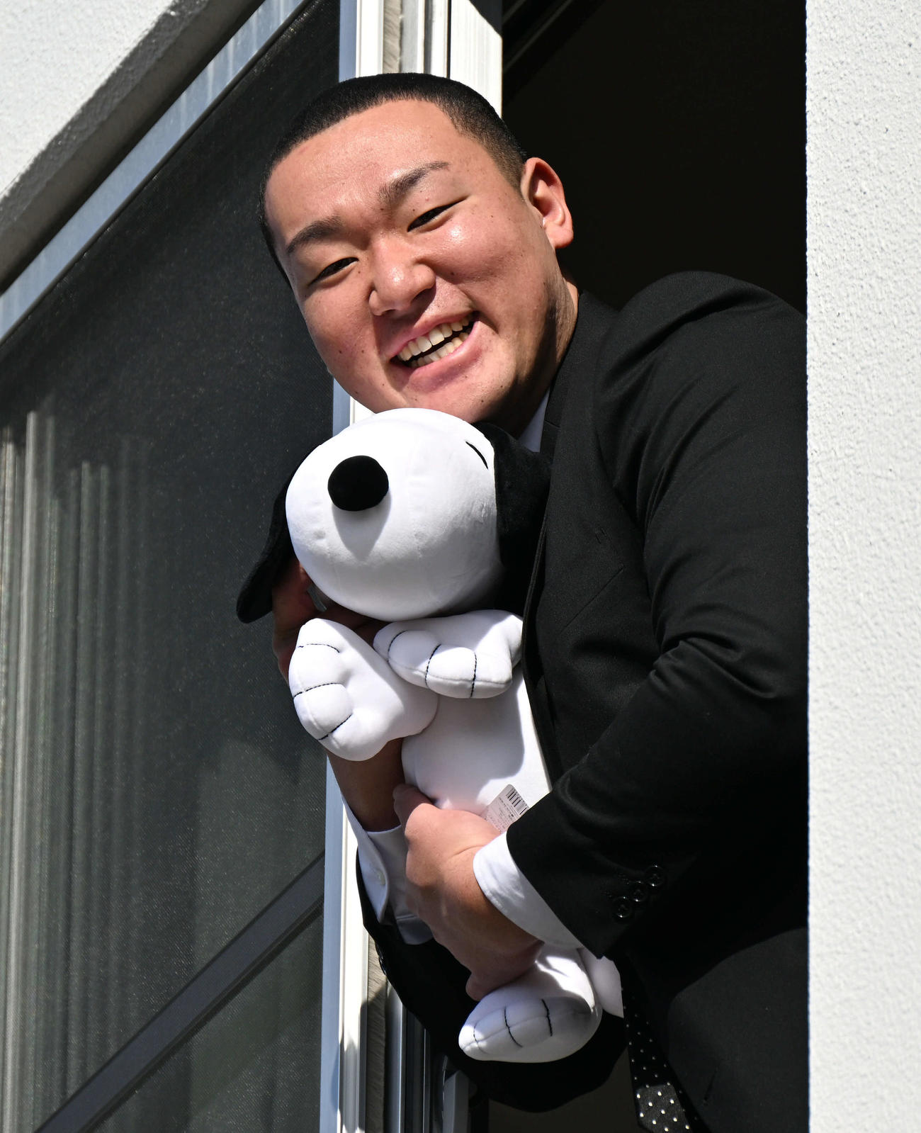入寮したドラフト2位の愛知大・安田悠馬捕手は持ち込んだスヌーピーのぬいぐるみを抱きしめる（2022年1月6日撮影）