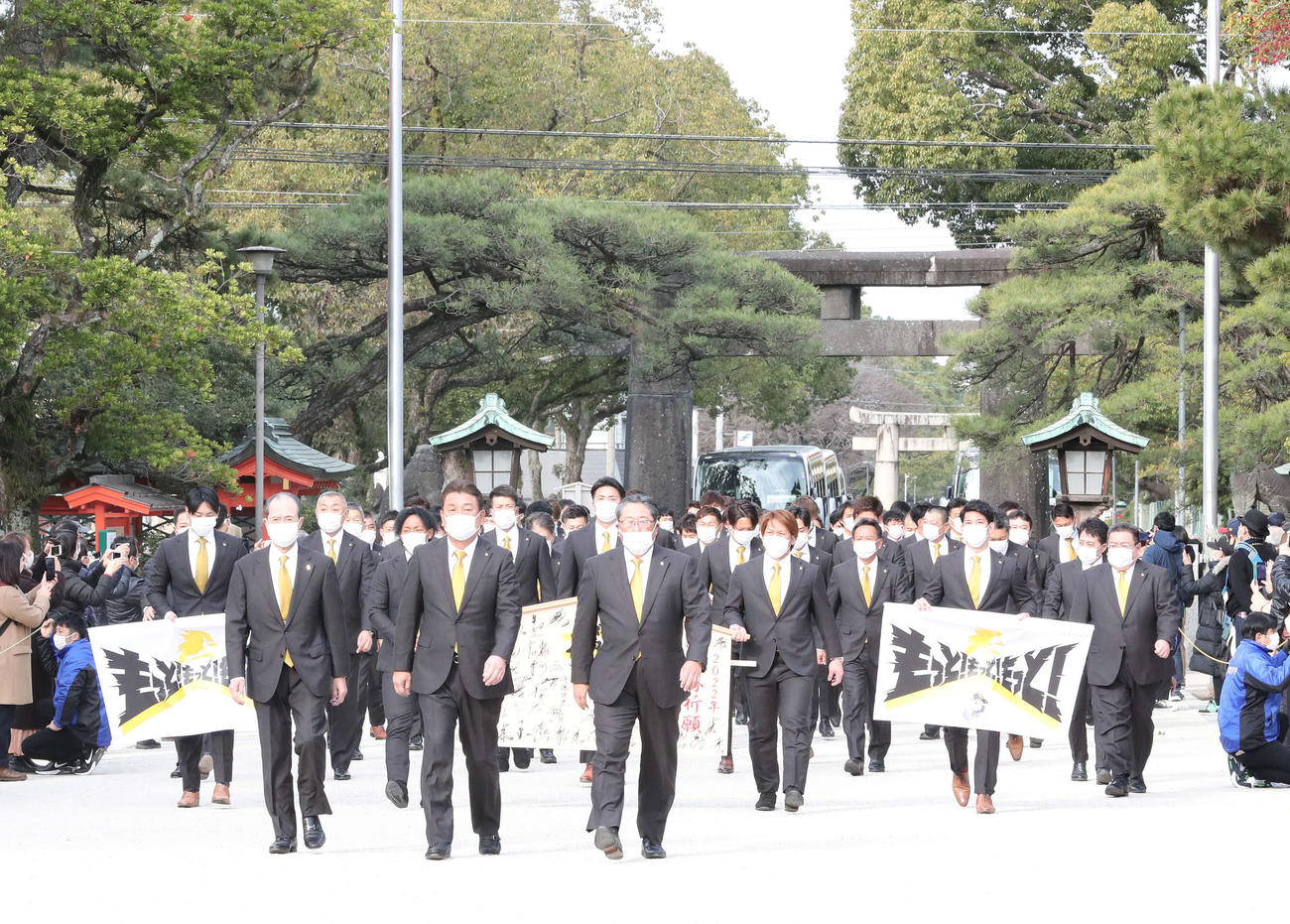 必勝祈願で筥崎宮を訪れたソフトバンクの選手、関係者たち、手前左から王球団会長、藤本監督、後藤オーナー代行（撮影・梅根麻紀）