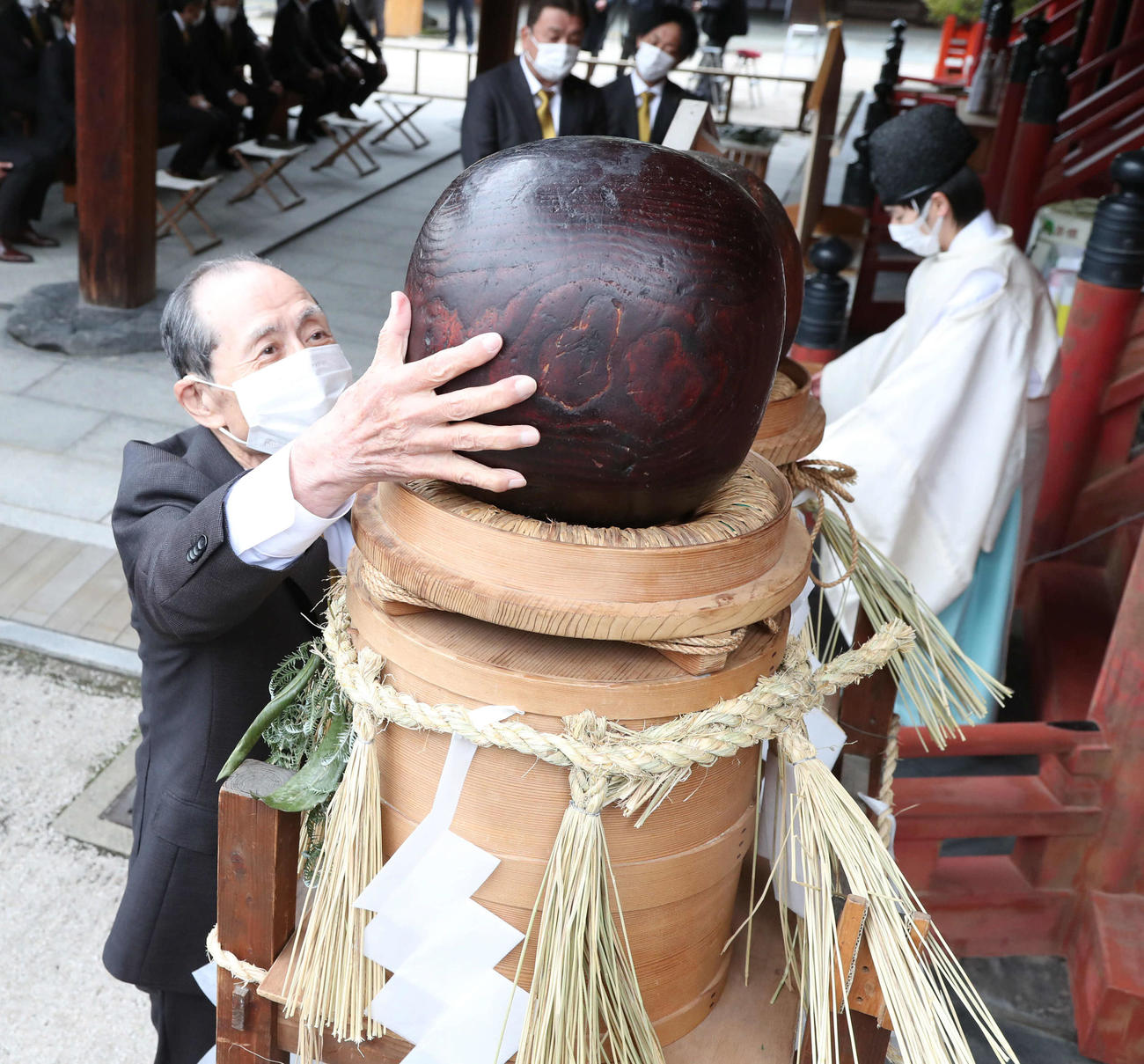 必勝祈願を終えた王球団会長は縁起物の木玉を触る