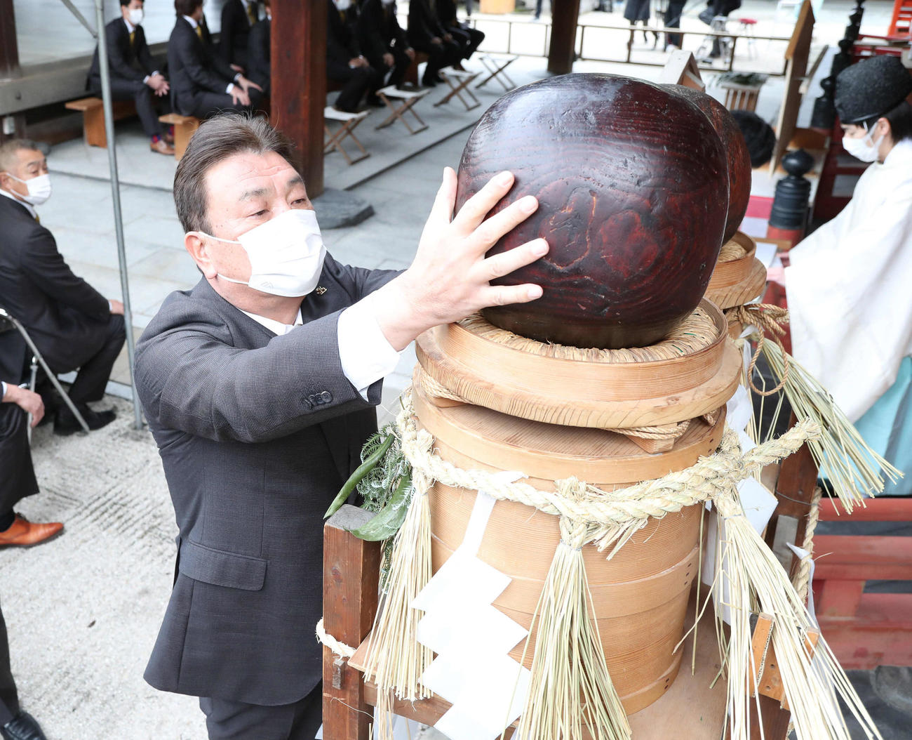 必勝祈願を終えたソフトバンク藤本監督は縁起物の木玉を触る