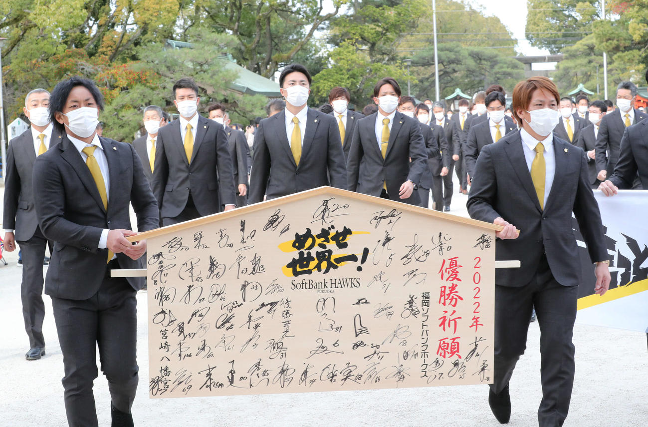 巨大絵馬を持って必勝祈願へ向かう今宮と甲斐（右）（撮影・梅根麻紀）