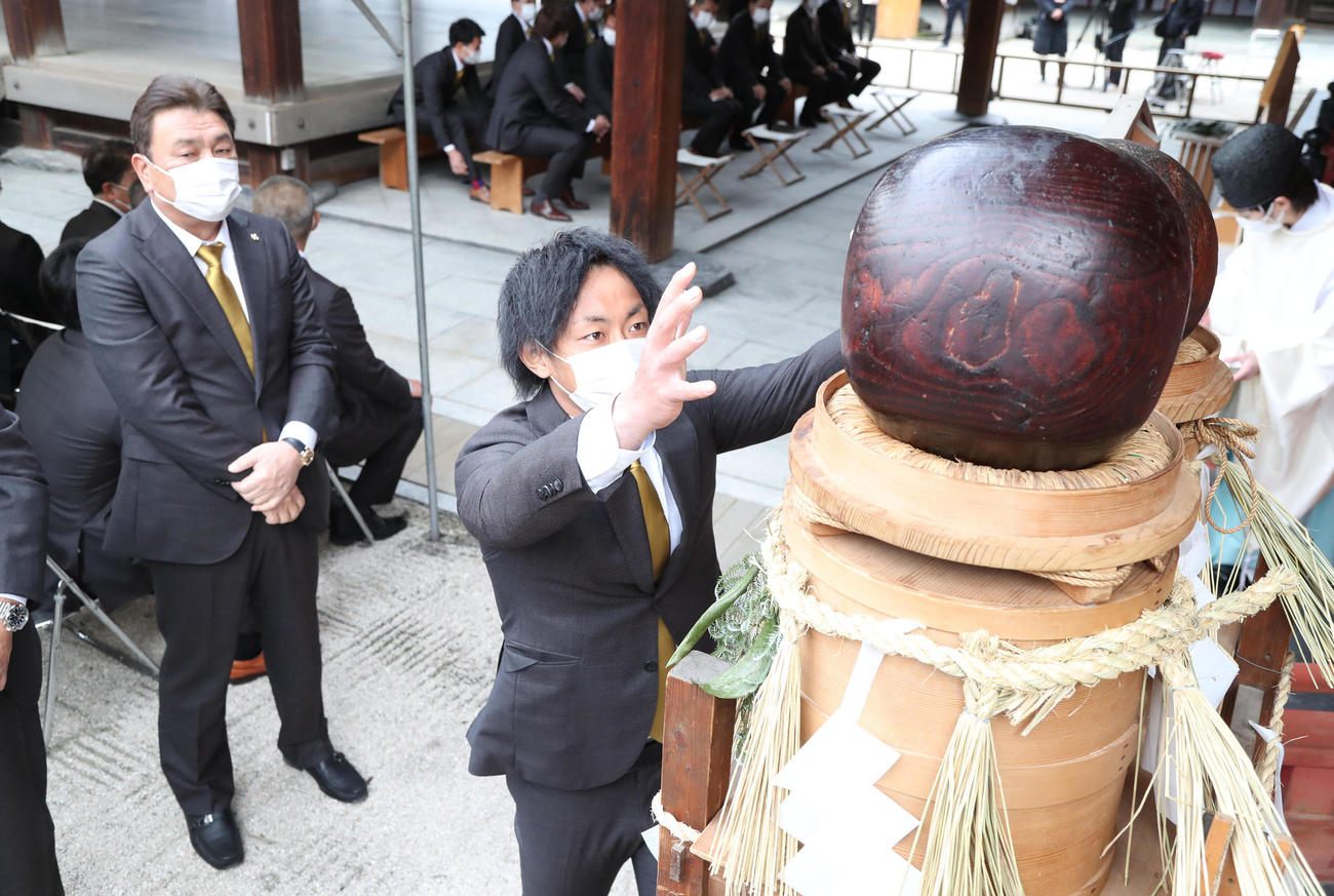 必勝祈願を終えた今宮健太は縁起物の木玉を触る（現場代表）