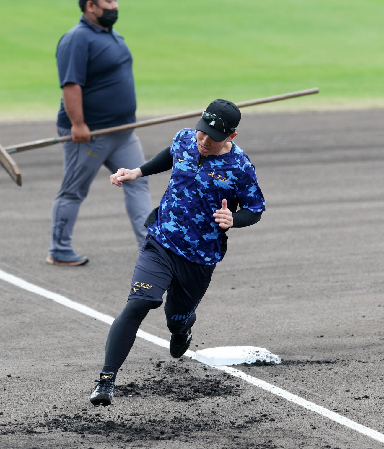 ベースランニングする糸原（撮影・加藤哉）