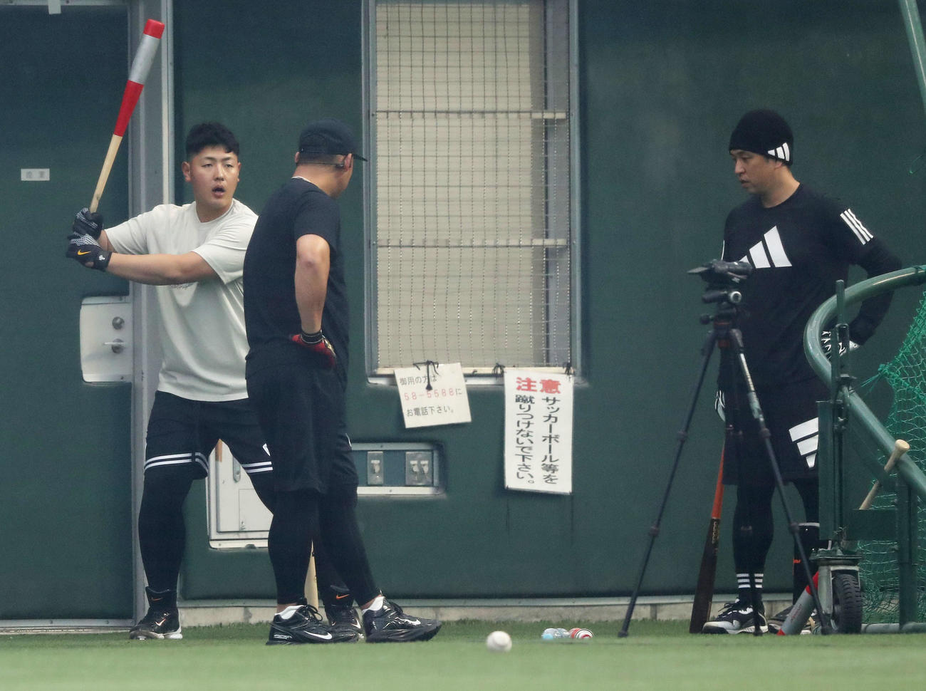 打撃練習で言葉を交わす巨人の、左から岡本和、中田、中島（撮影・河田真司）