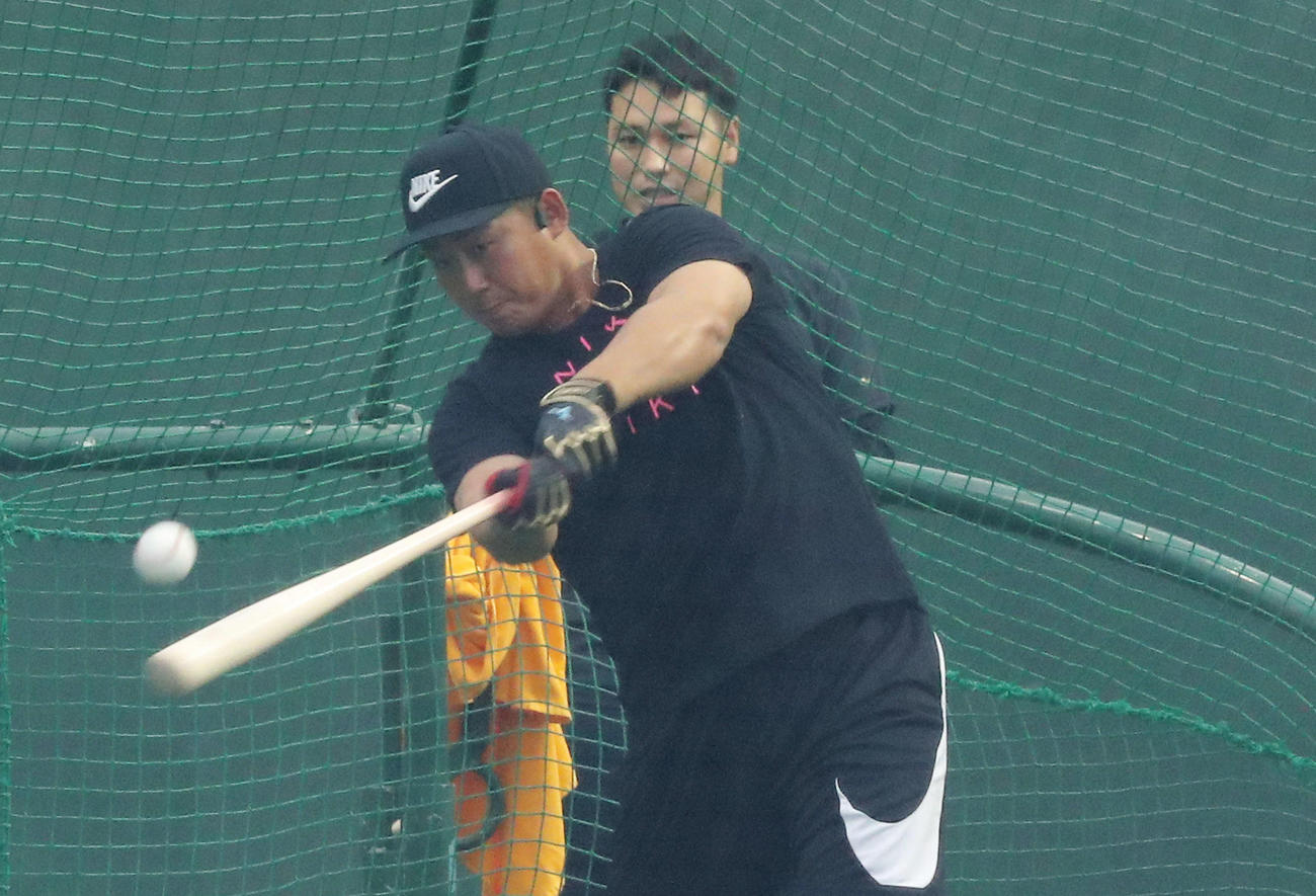 打撃練習する巨人中田（撮影・河田真司）