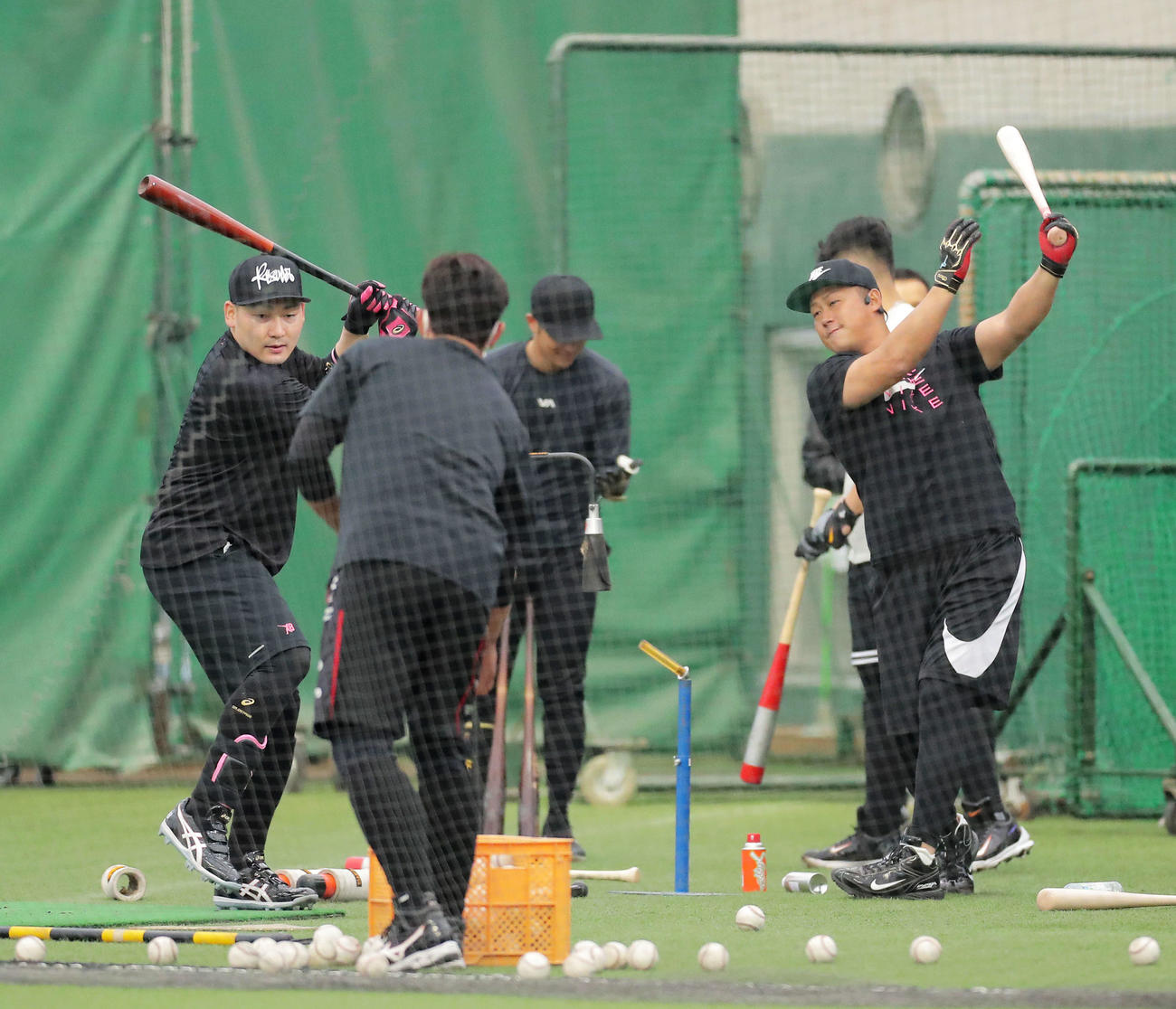 ティー打撃する巨人丸（左）と中田（撮影・河田真司）