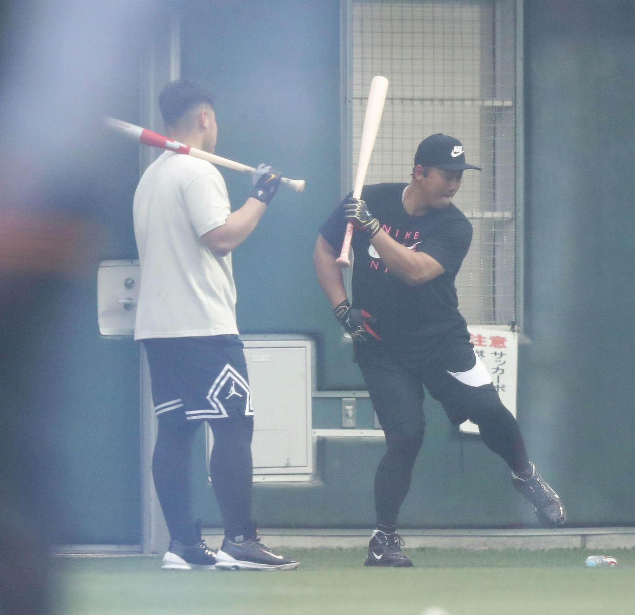 フォームの確認をする巨人岡本和（左）と中田（撮影・河田真司）