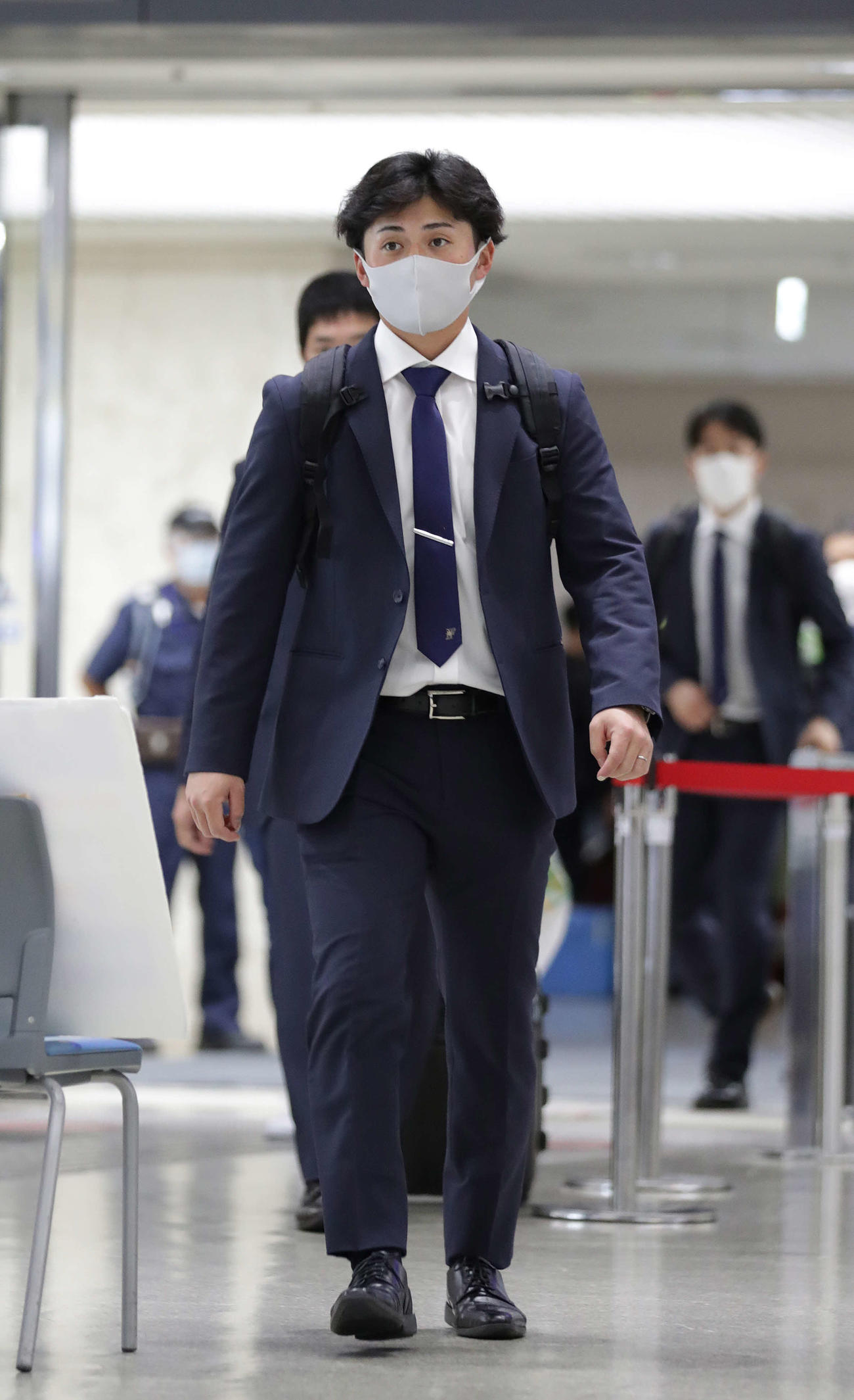 那覇空港に到着した日本ハム上川畑（撮影・河野匠）