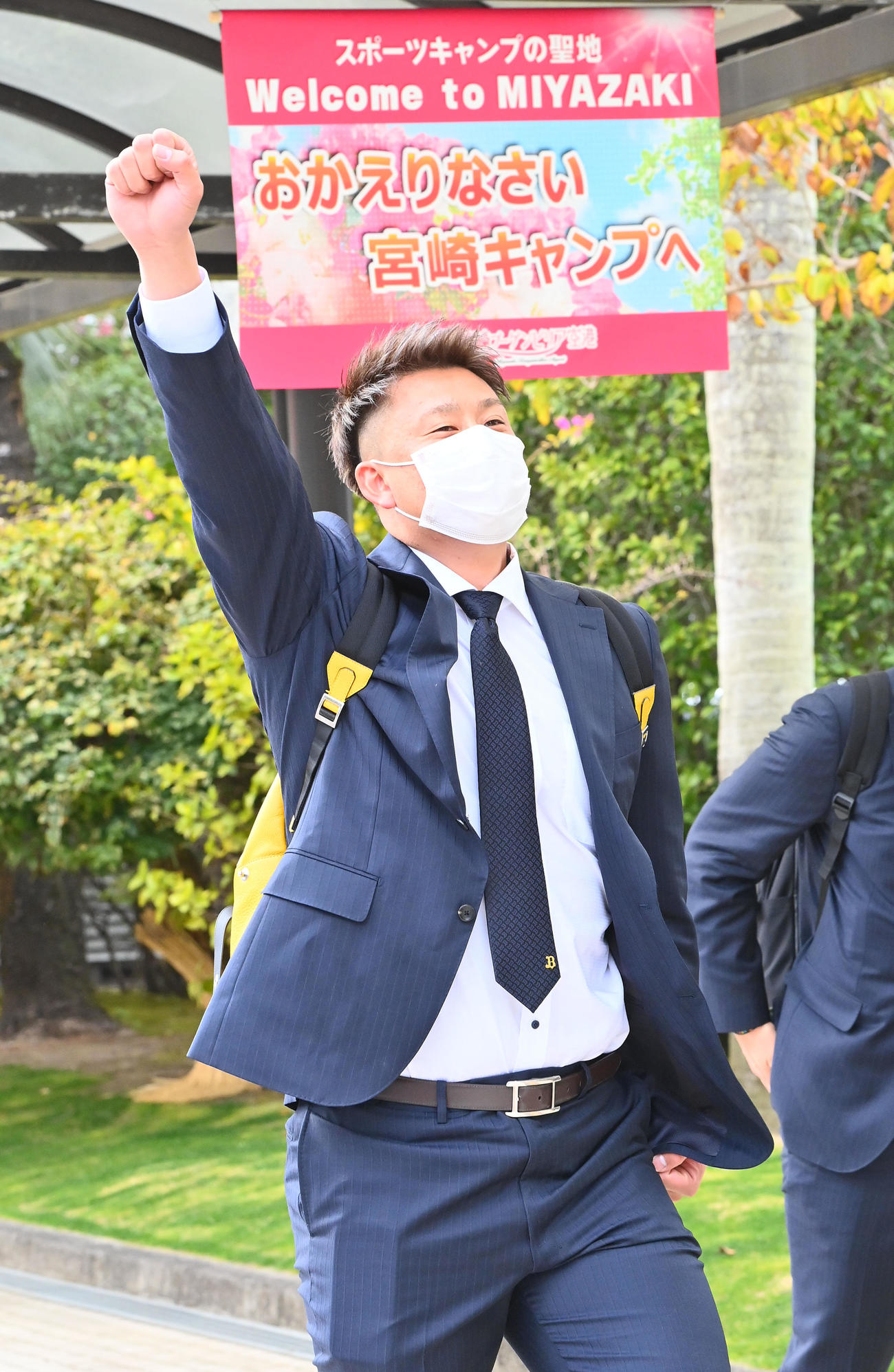 ラオウポーズで宮崎に到着したオリックス杉本（撮影・和賀正仁）
