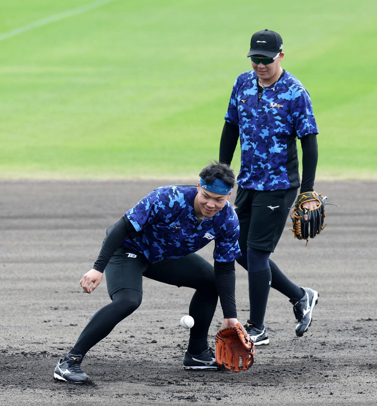 合同自主トレで三塁守備練習を行う阪神佐藤輝（左）と大山（撮影・加藤哉）