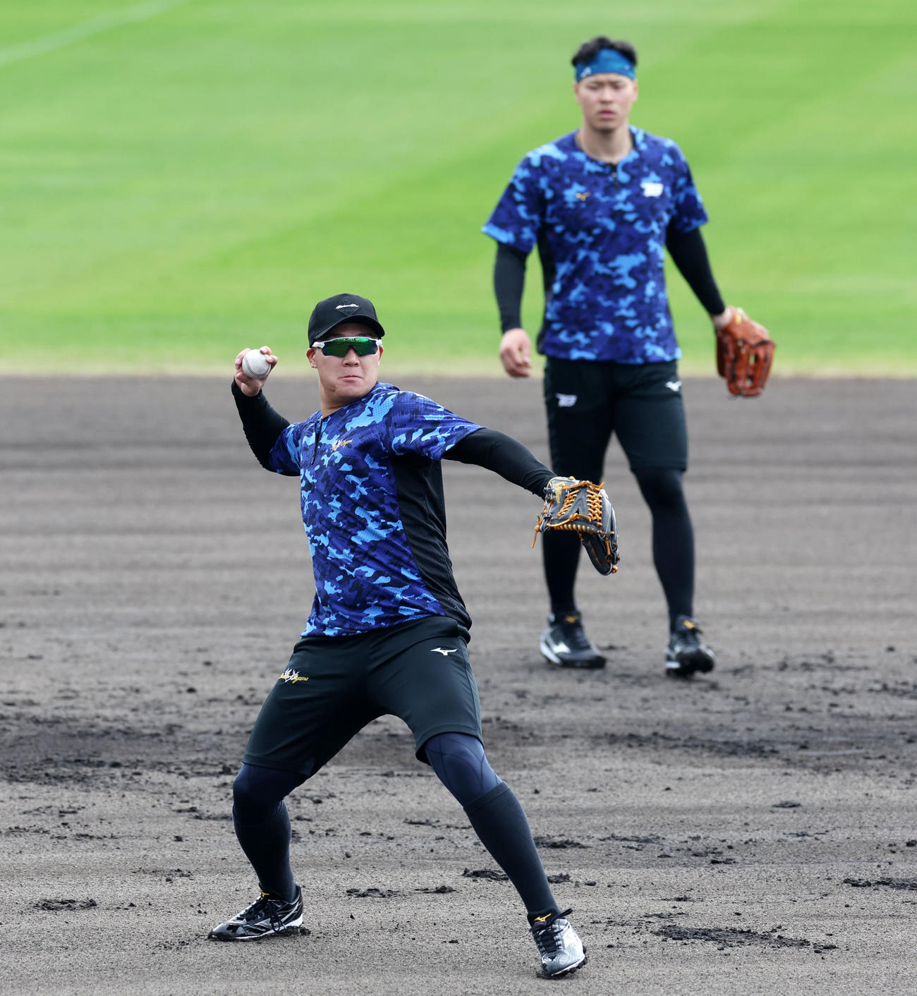 合同自主トレで三塁守備練習を行う阪神大山。右は佐藤輝（撮影・加藤哉）