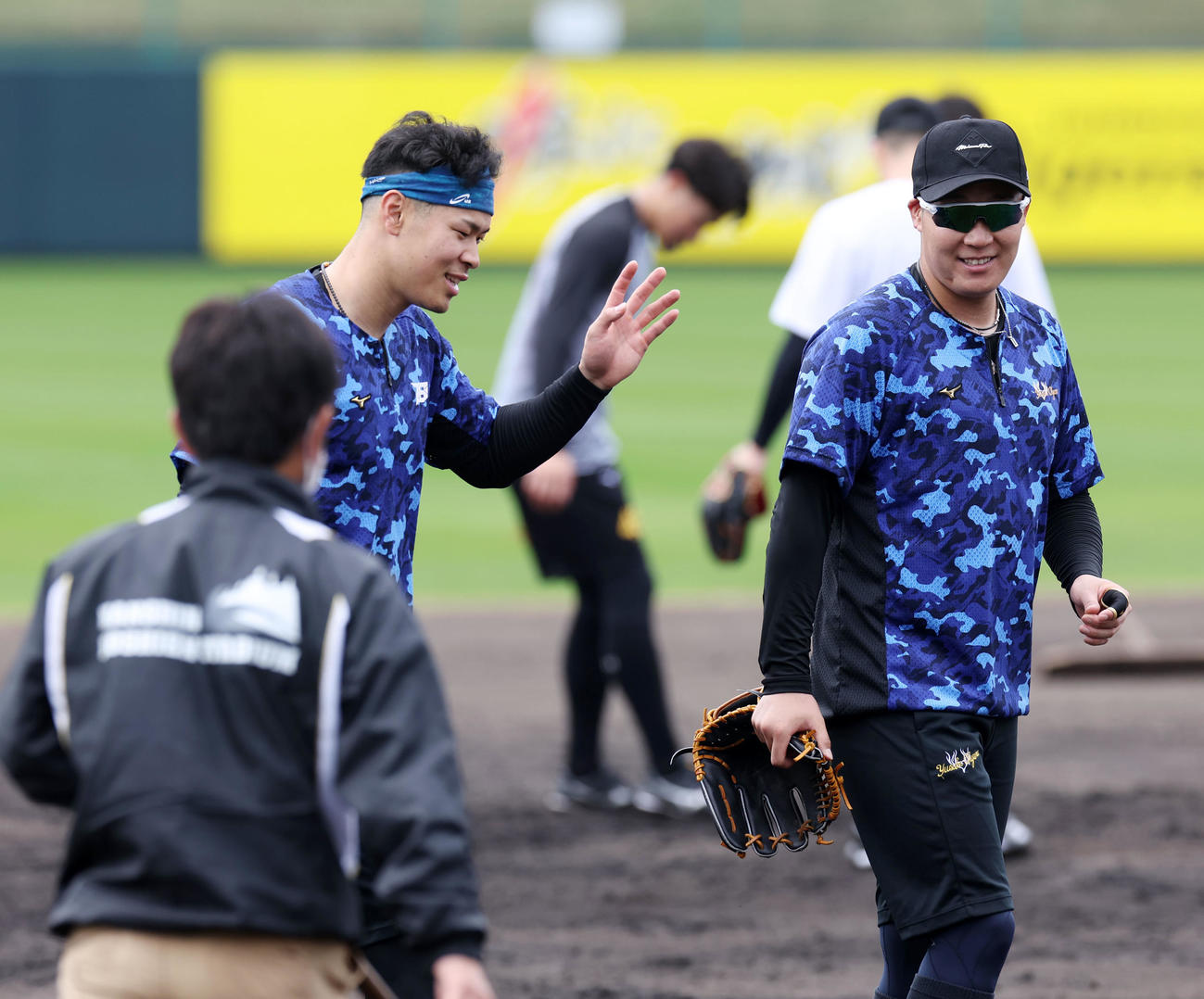 合同自主トレで三塁守備練習を一緒に行った佐藤輝(左）は手を振って大山に謙そんする（撮影・加藤哉）