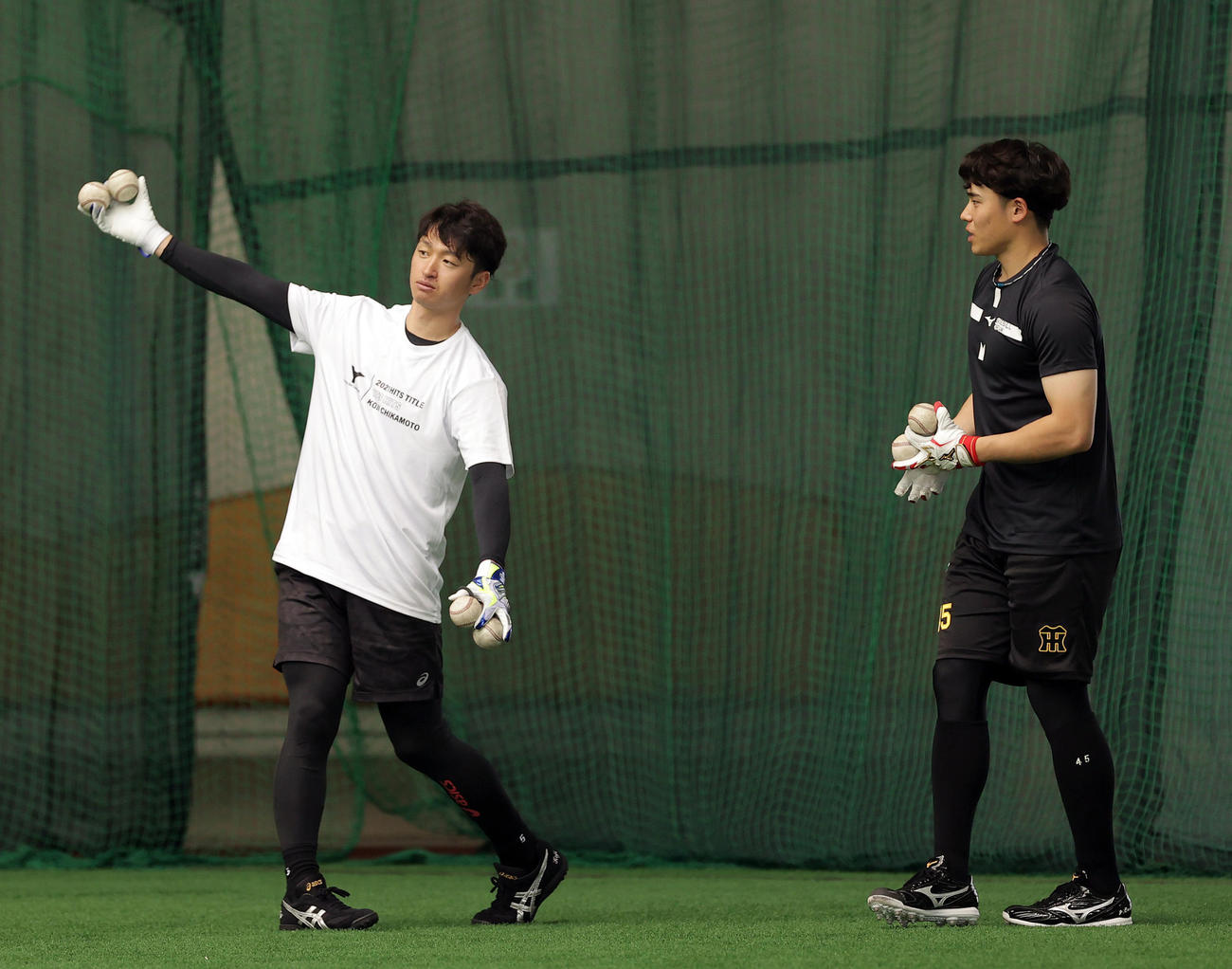 阪神遠藤（右）に打撃のアドバイスをする近本（撮影・前田充）
