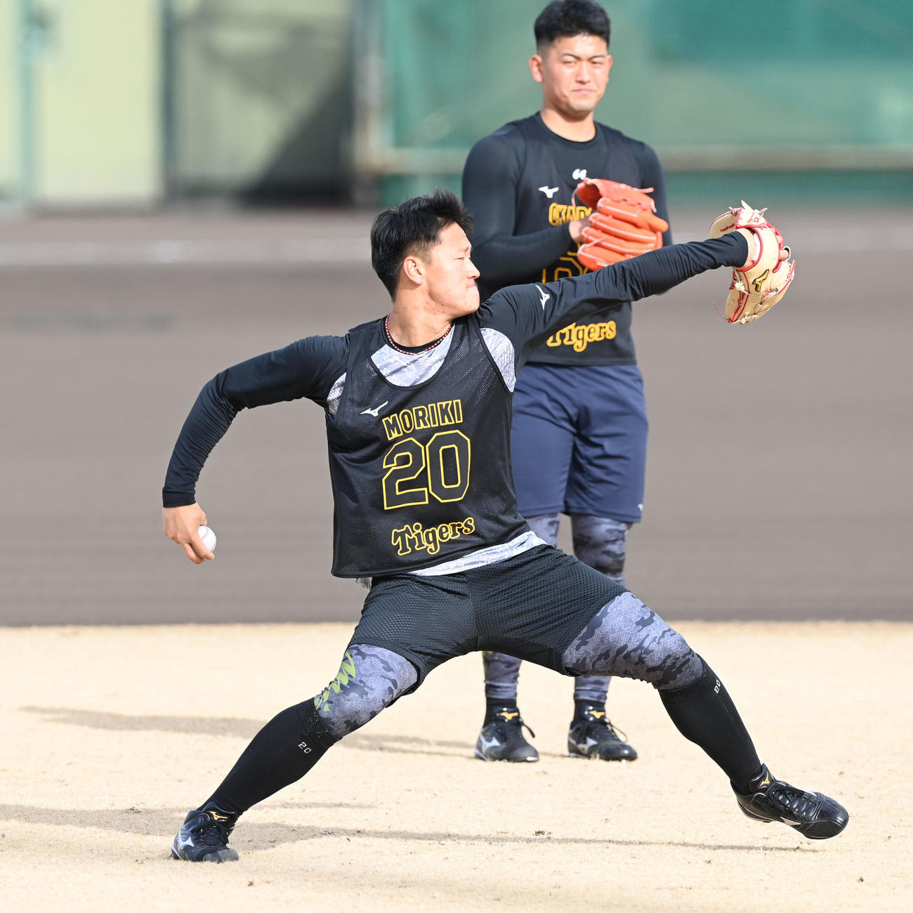 気合の表情でキャッチボールを行う森木。後方は岡留（撮影・前岡正明）