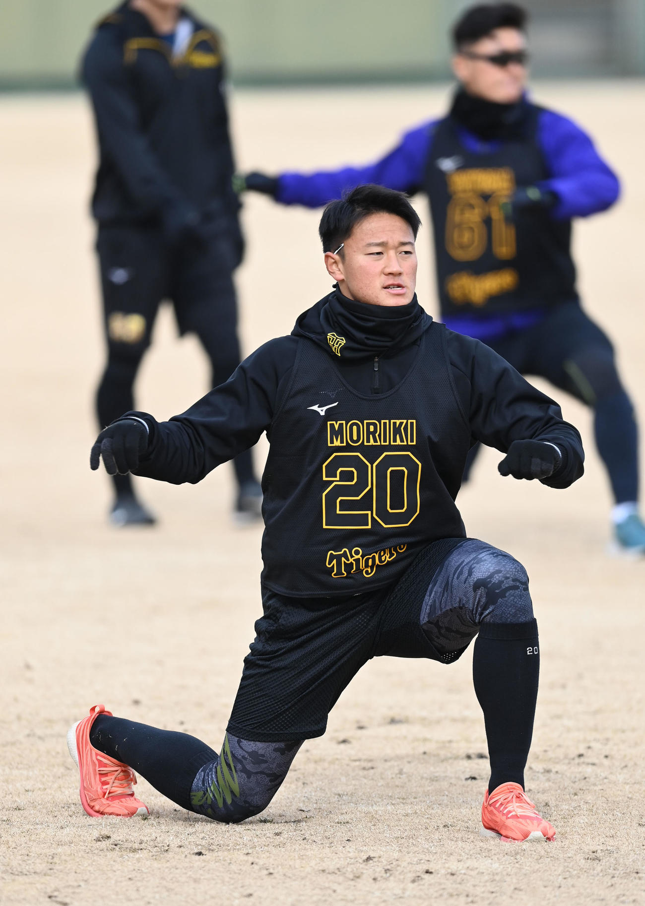 気合の表情で自主トレを行う森木（撮影・前岡正明）