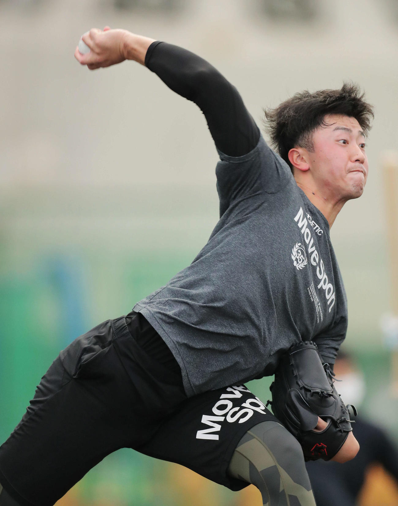 ブルペン投球する巨人直江（撮影・河田真司）