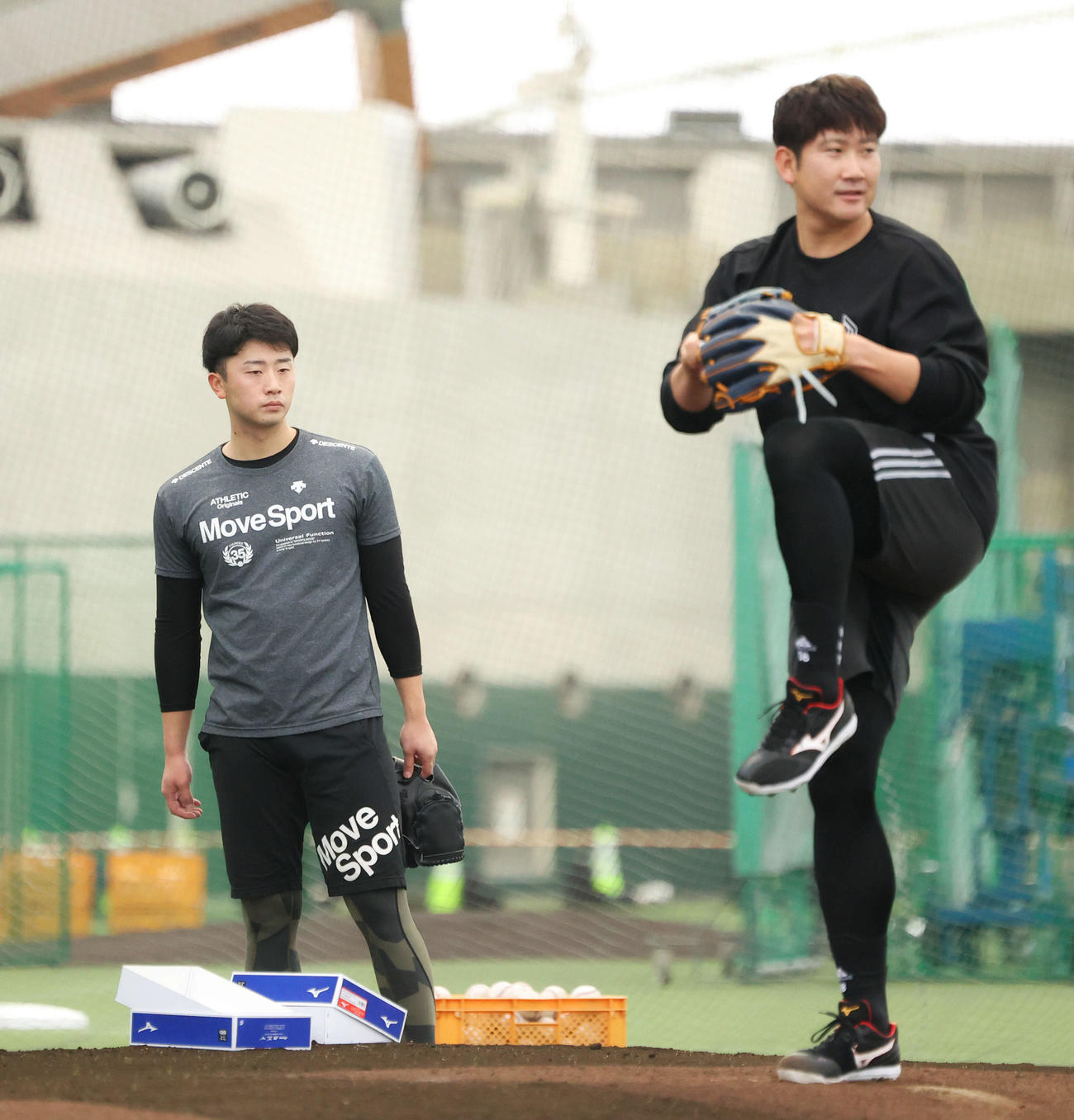 巨人菅野（右）の投球を見つめる直江（撮影・河田真司）
