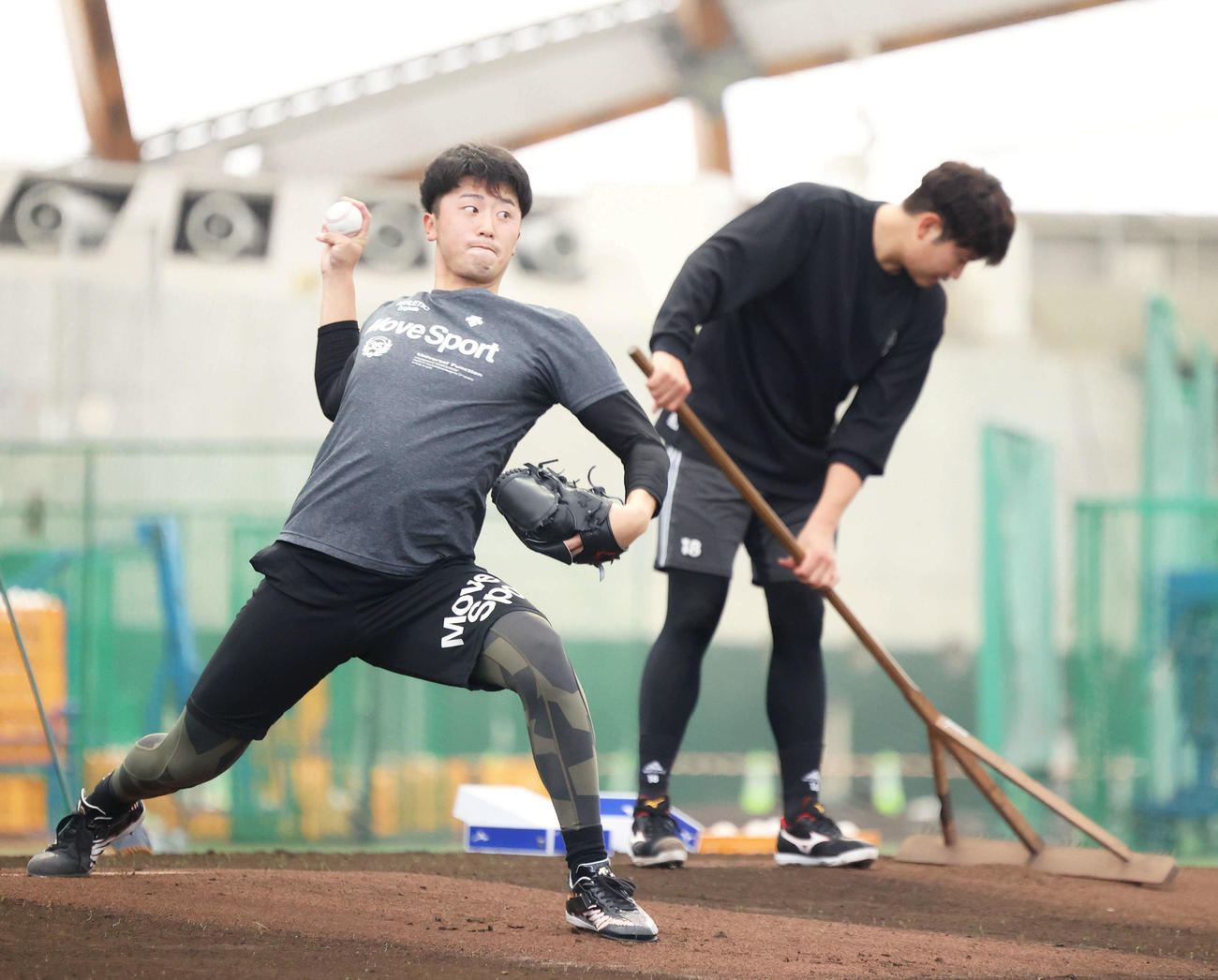 ブルペン投球する巨人直江（左）と土をならす菅野（撮影・河田真司）