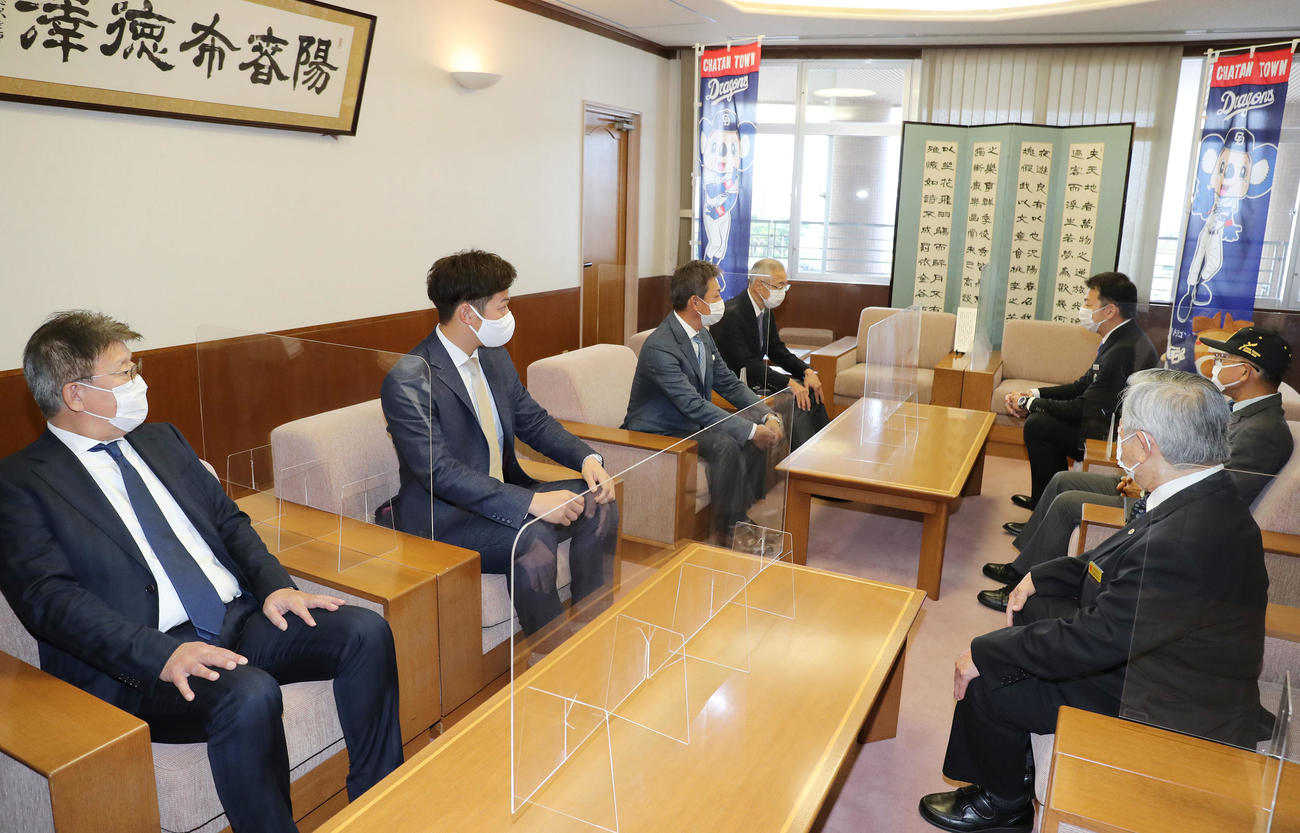 キャンプ地となる北谷町役場を訪れ渡久地正志町長（右・奥）らにあいさつする（左から）加藤球団代表、京田選手会長、立浪監督、吉川球団社長（代表撮影）