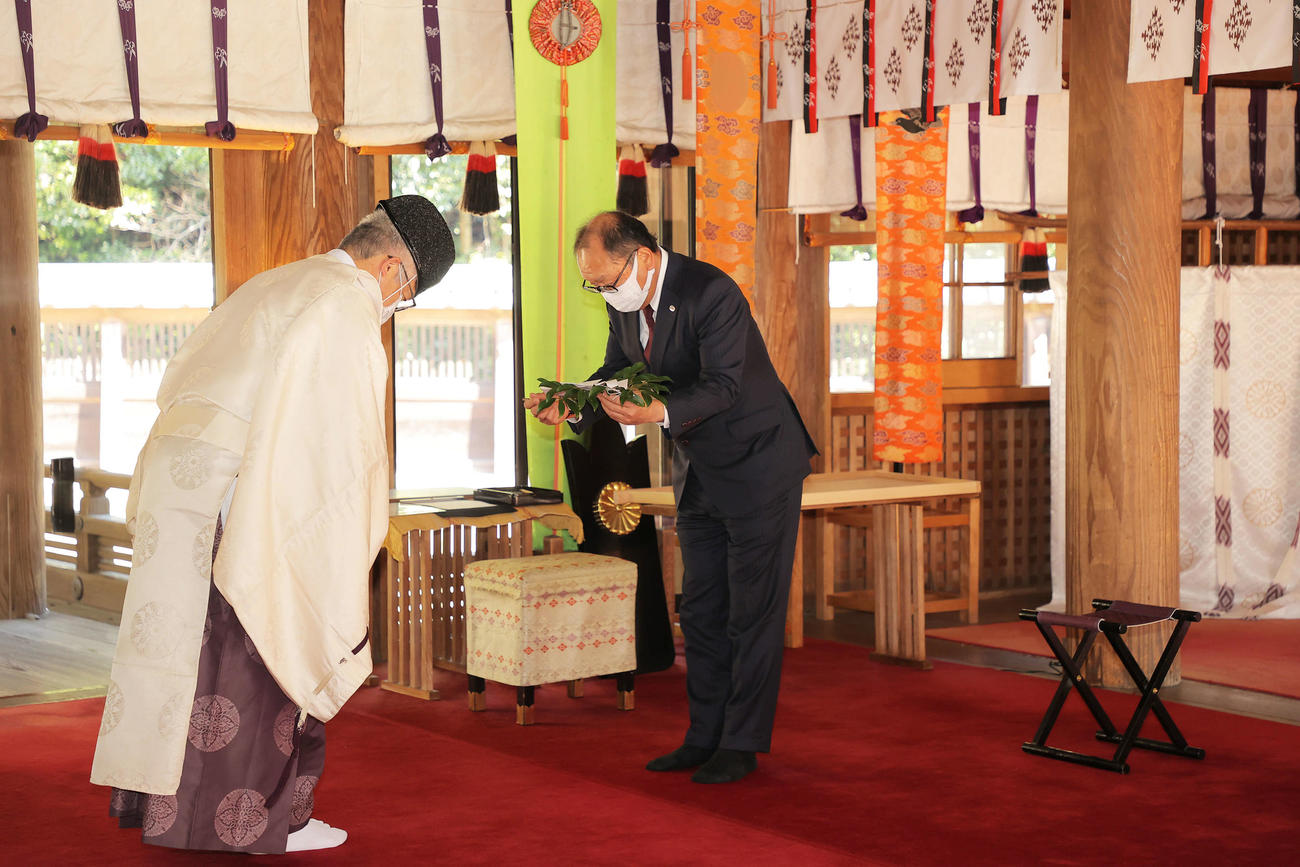 宮崎神宮を参拝する巨人今村代表取締役社長