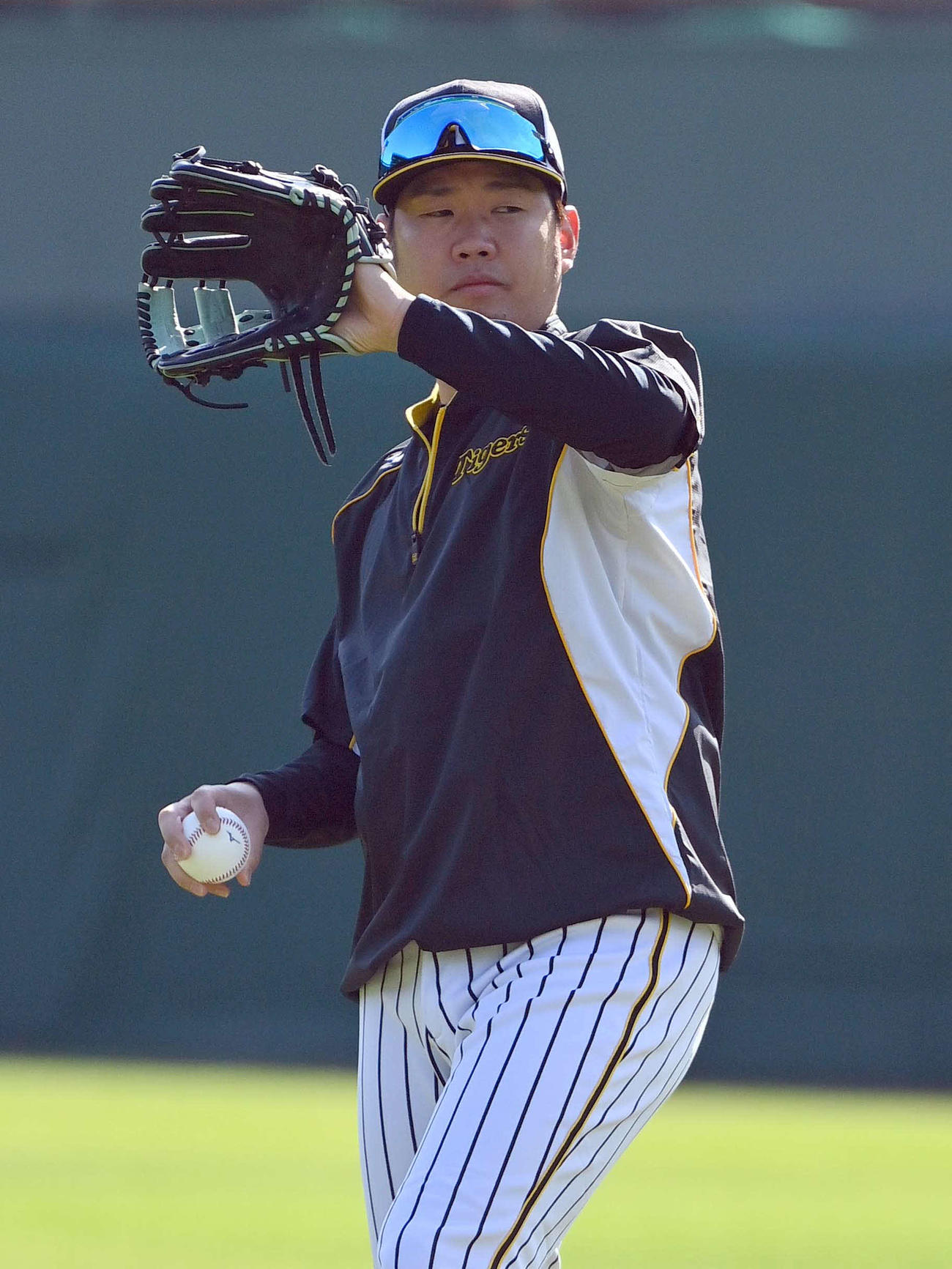 キャッチボールで調整する西勇（2021年11月1日撮影）