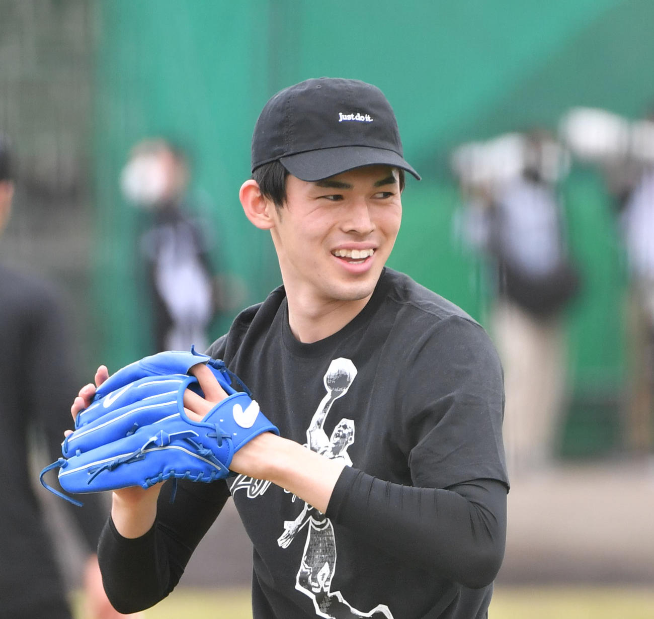 自主トレで、キャッチボールをする佐々木朗は笑顔を見せる（撮影・柴田隆二）